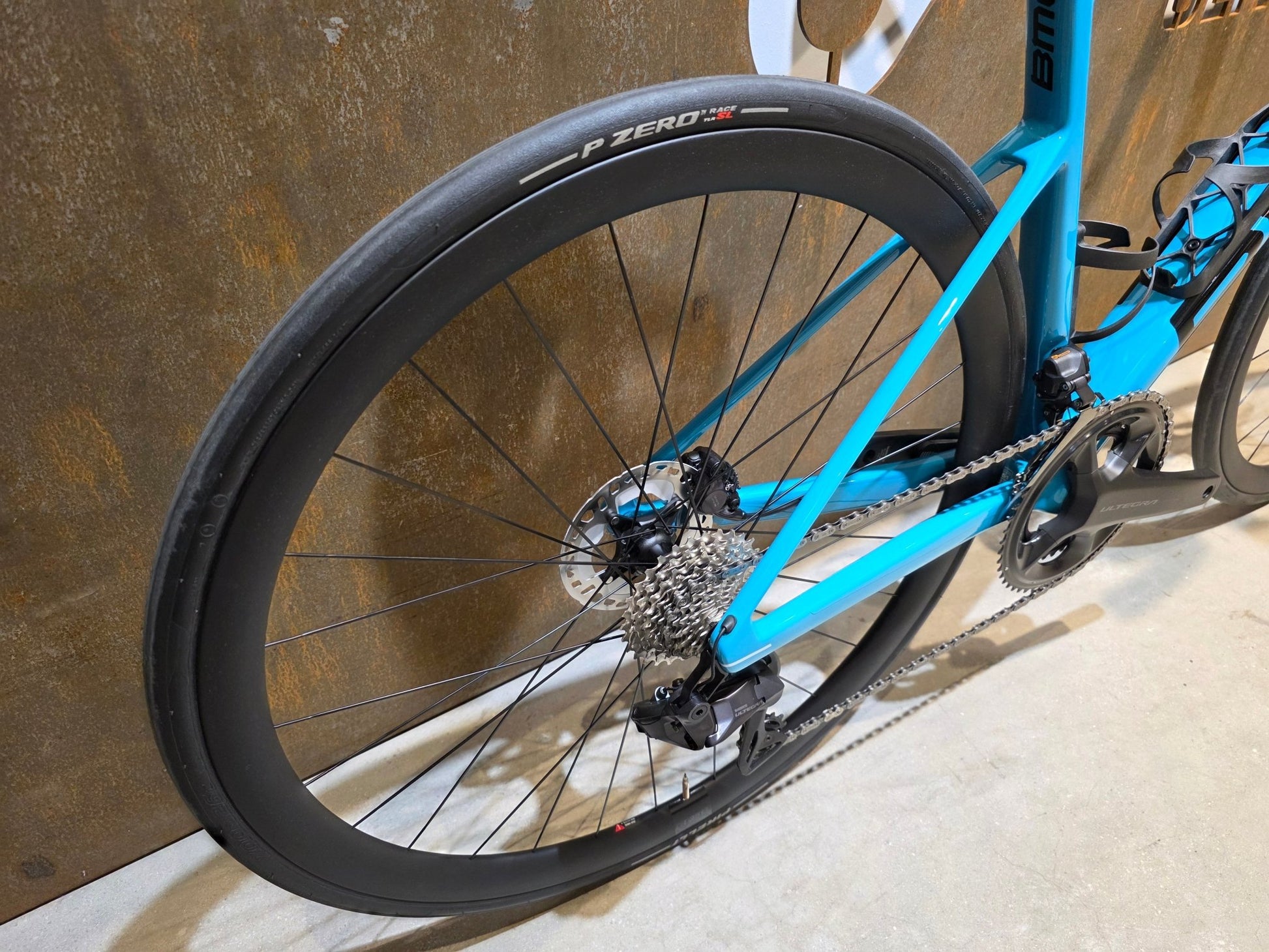 Rennrad von Bmc, BMC SLR01 FOUR / SHIMANO ULTEGRA DI2 / 51CM vor USEDBIKES - OB.DE Hintergrund