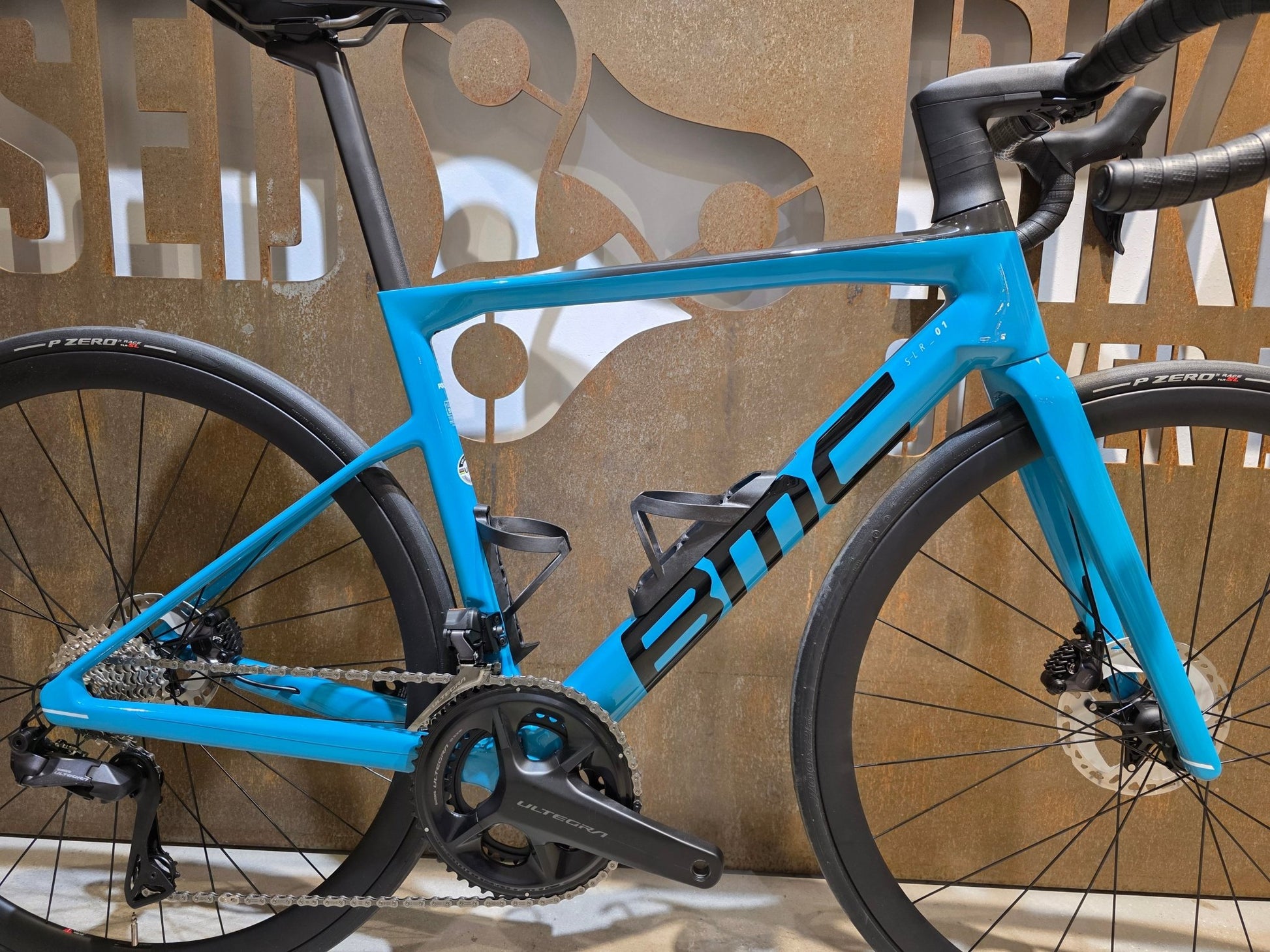 Rennrad von Bmc, BMC SLR01 FOUR / SHIMANO ULTEGRA DI2 / 51CM vor USEDBIKES - OB.DE Hintergrund