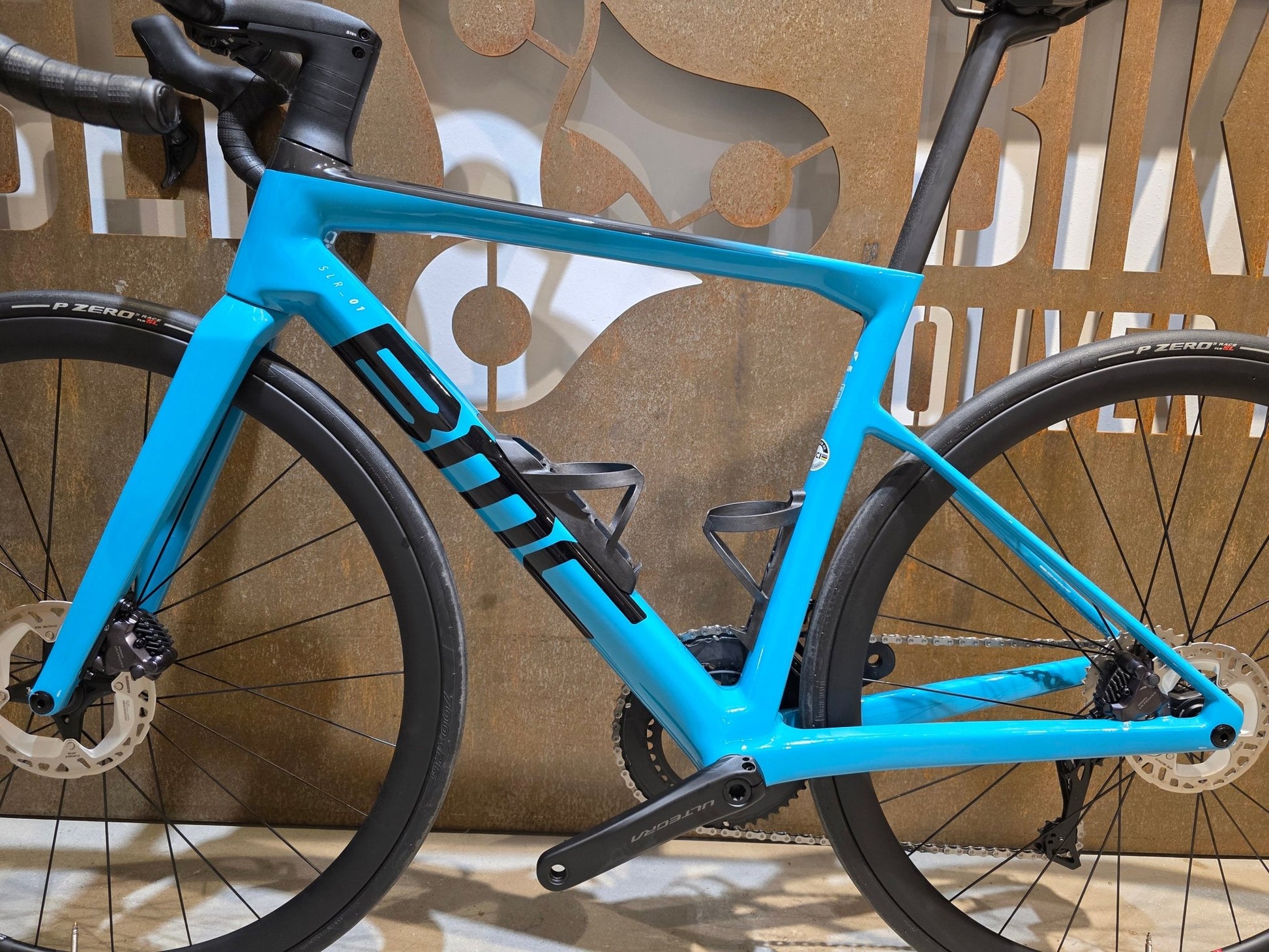 Rennrad von Bmc, BMC SLR01 FOUR / SHIMANO ULTEGRA DI2 / 51CM vor USEDBIKES - OB.DE Hintergrund