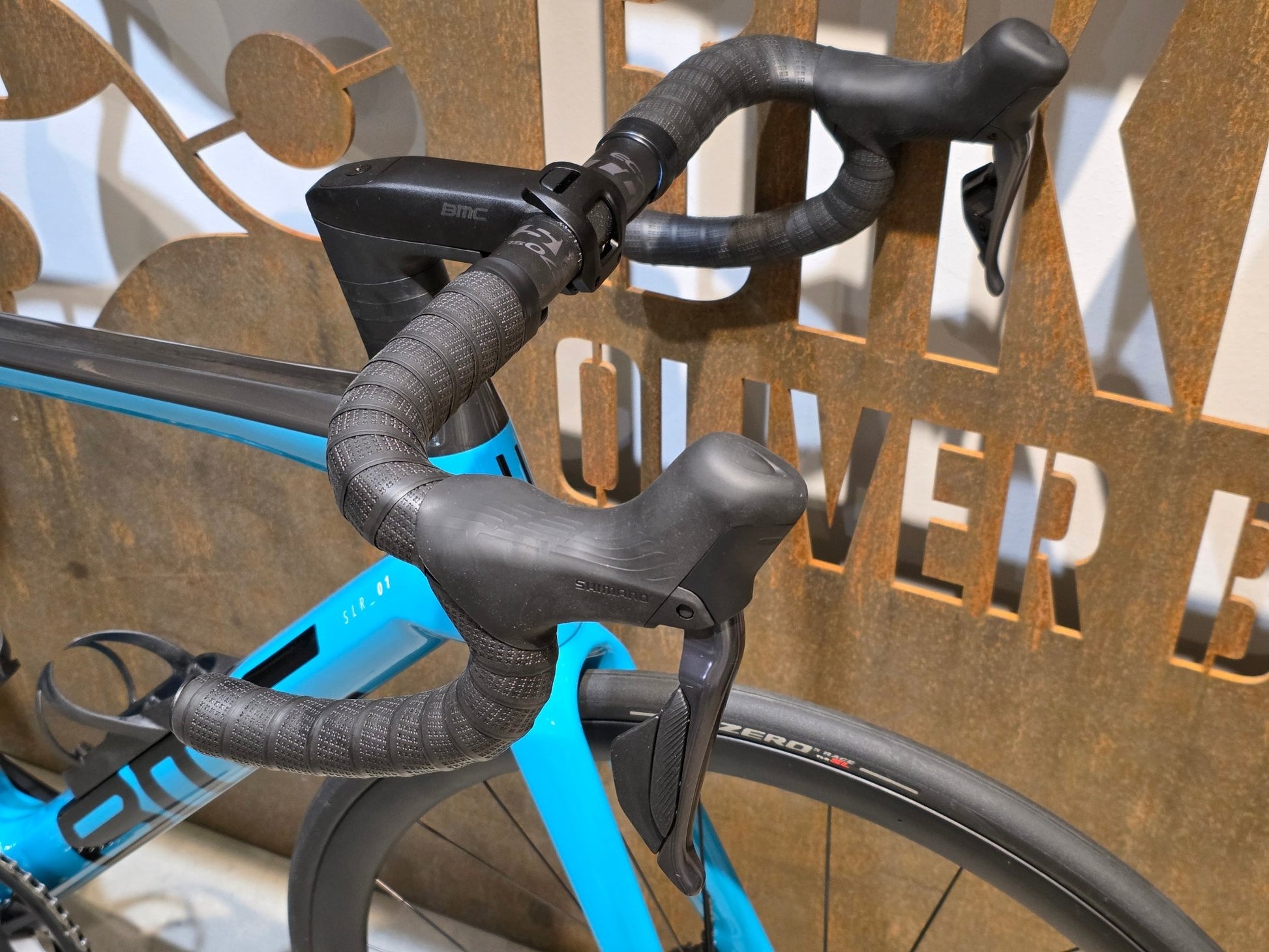 Rennrad von Bmc, BMC SLR01 FOUR / SHIMANO ULTEGRA DI2 / 54CM vor USEDBIKES - OB.DE Hintergrund