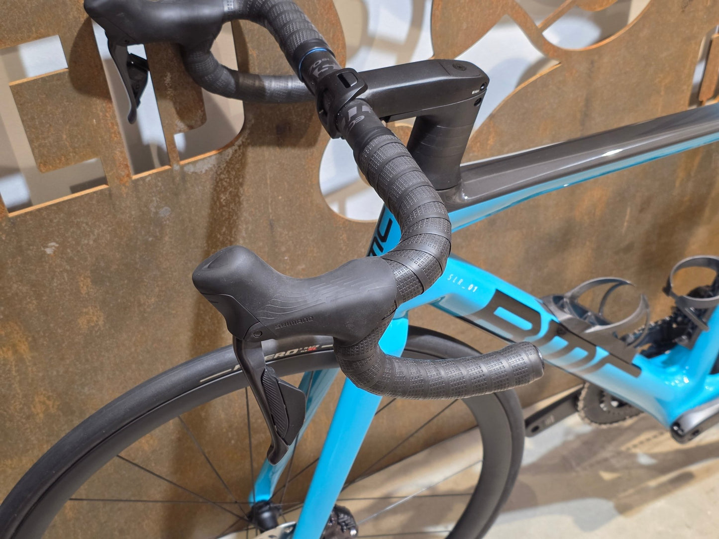 Rennrad von Bmc, BMC SLR01 FOUR / SHIMANO ULTEGRA DI2 / 54CM vor USEDBIKES - OB.DE Hintergrund