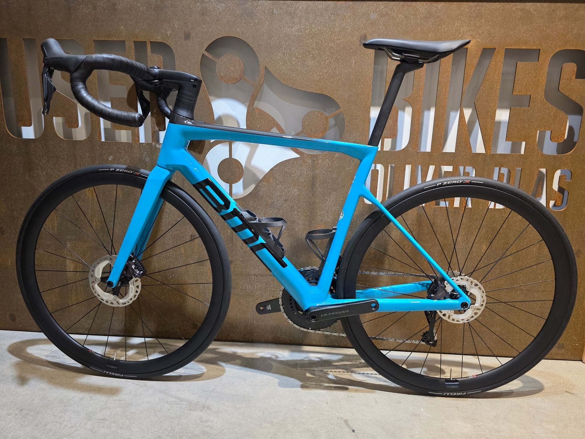 Rennrad von Bmc, BMC SLR01 FOUR / SHIMANO ULTEGRA DI2 / 54CM vor USEDBIKES - OB.DE Hintergrund