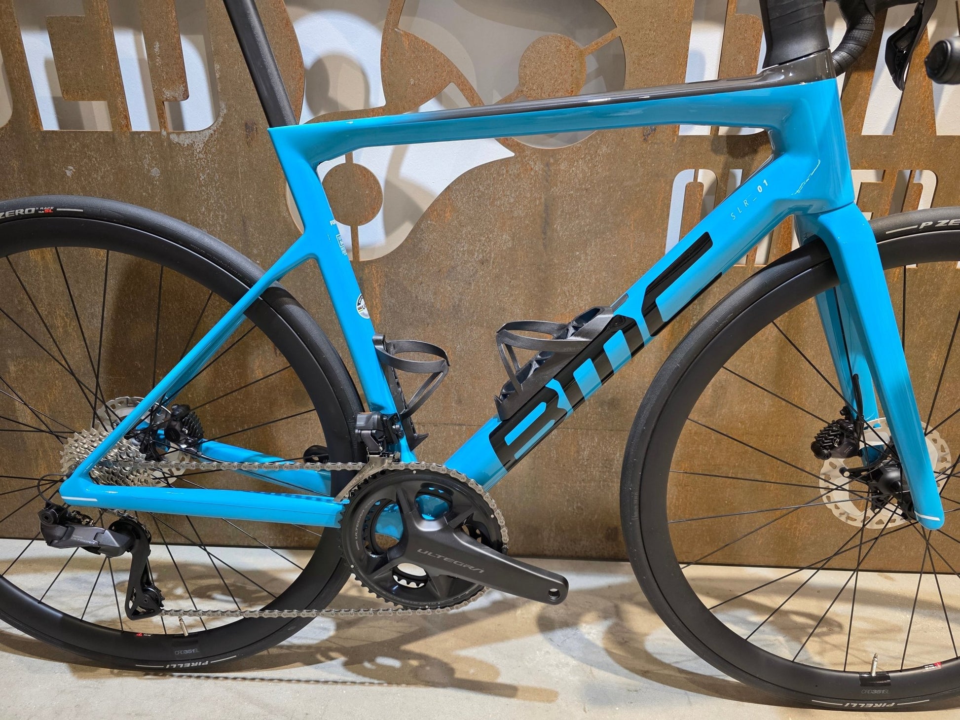 Rennrad von Bmc, BMC SLR01 FOUR / SHIMANO ULTEGRA DI2 / 54CM vor USEDBIKES - OB.DE Hintergrund