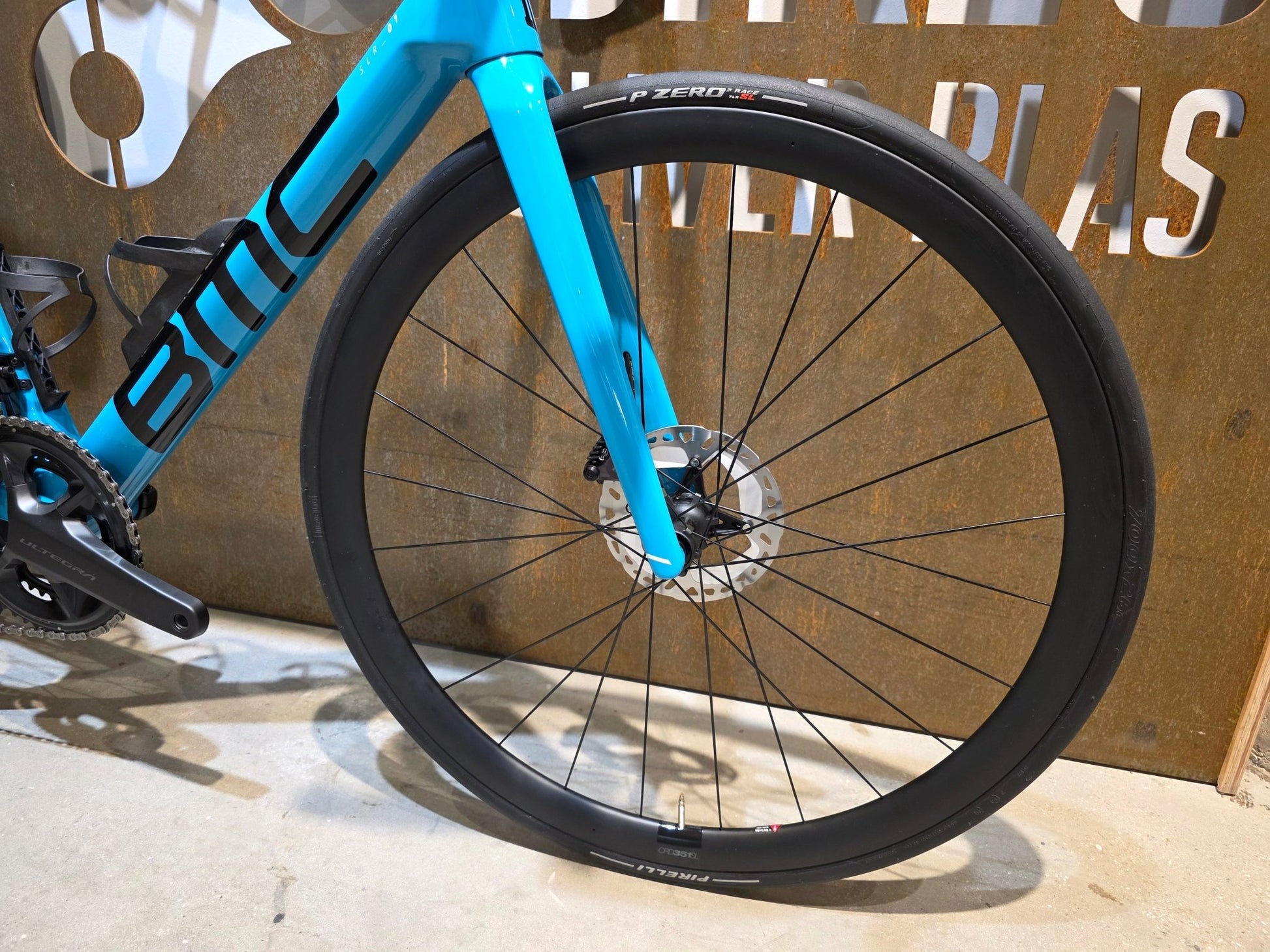 Rennrad von Bmc, BMC SLR01 FOUR / SHIMANO ULTEGRA DI2 / 54CM vor USEDBIKES - OB.DE Hintergrund