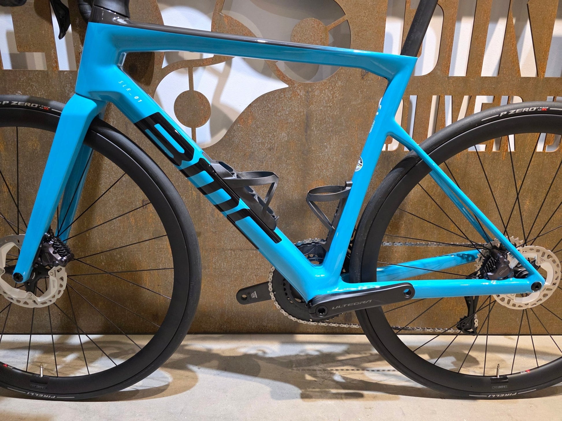 Rennrad von Bmc, BMC SLR01 FOUR / SHIMANO ULTEGRA DI2 / 54CM vor USEDBIKES - OB.DE Hintergrund