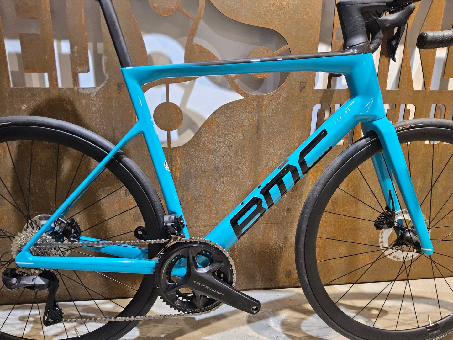 Rennrad von Bmc, BMC SLR01 FOUR / SHIMANO ULTEGRA DI2 / 58CM vor USEDBIKES - OB.DE Hintergrund
