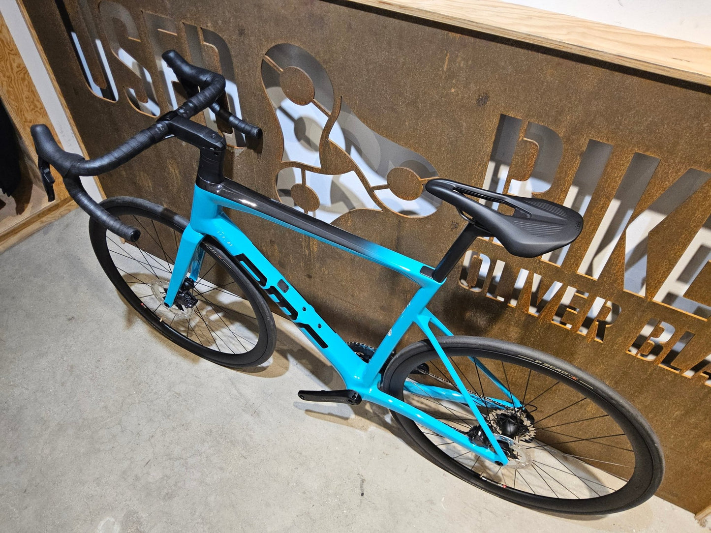Rennrad von Bmc, BMC SLR01 FOUR / SHIMANO ULTEGRA DI2 / 58CM vor USEDBIKES - OB.DE Hintergrund