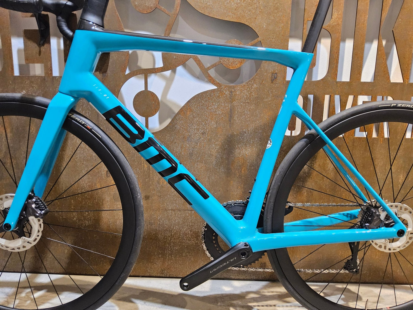 Rennrad von Bmc, BMC SLR01 FOUR / SHIMANO ULTEGRA DI2 / 58CM vor USEDBIKES - OB.DE Hintergrund