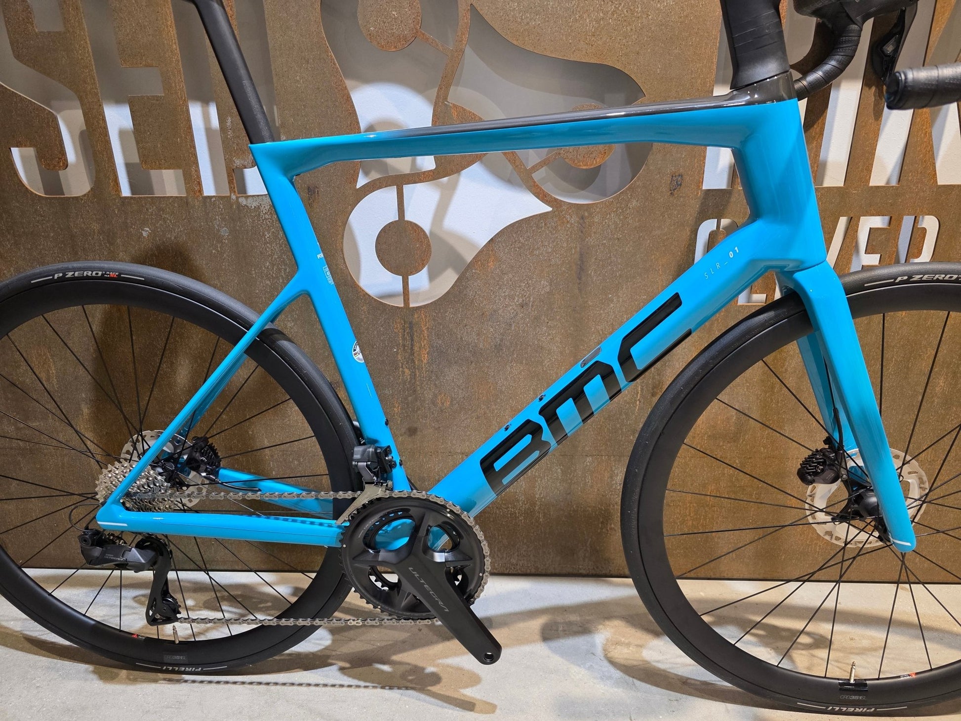 Rennrad von Bmc, BMC SLR01 FOUR / SHIMANO ULTEGRA DI2 / 61CM vor USEDBIKES - OB.DE Hintergrund