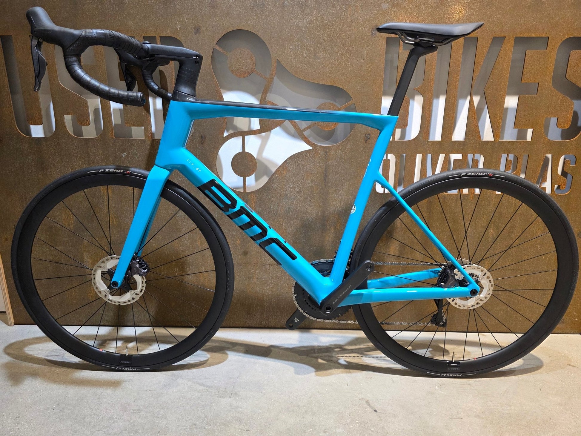 Rennrad von Bmc, BMC SLR01 FOUR / SHIMANO ULTEGRA DI2 / 61CM vor USEDBIKES - OB.DE Hintergrund