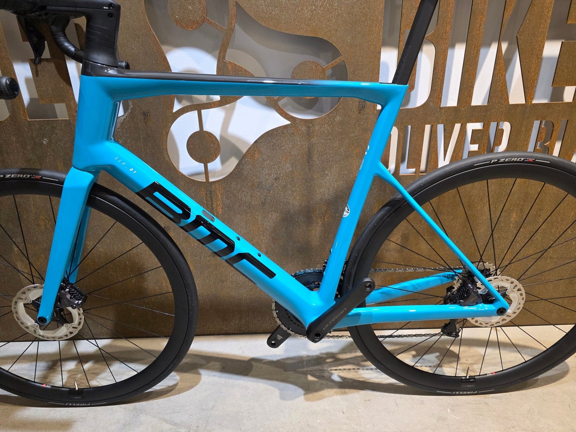 Rennrad von Bmc, BMC SLR01 FOUR / SHIMANO ULTEGRA DI2 / 61CM vor USEDBIKES - OB.DE Hintergrund