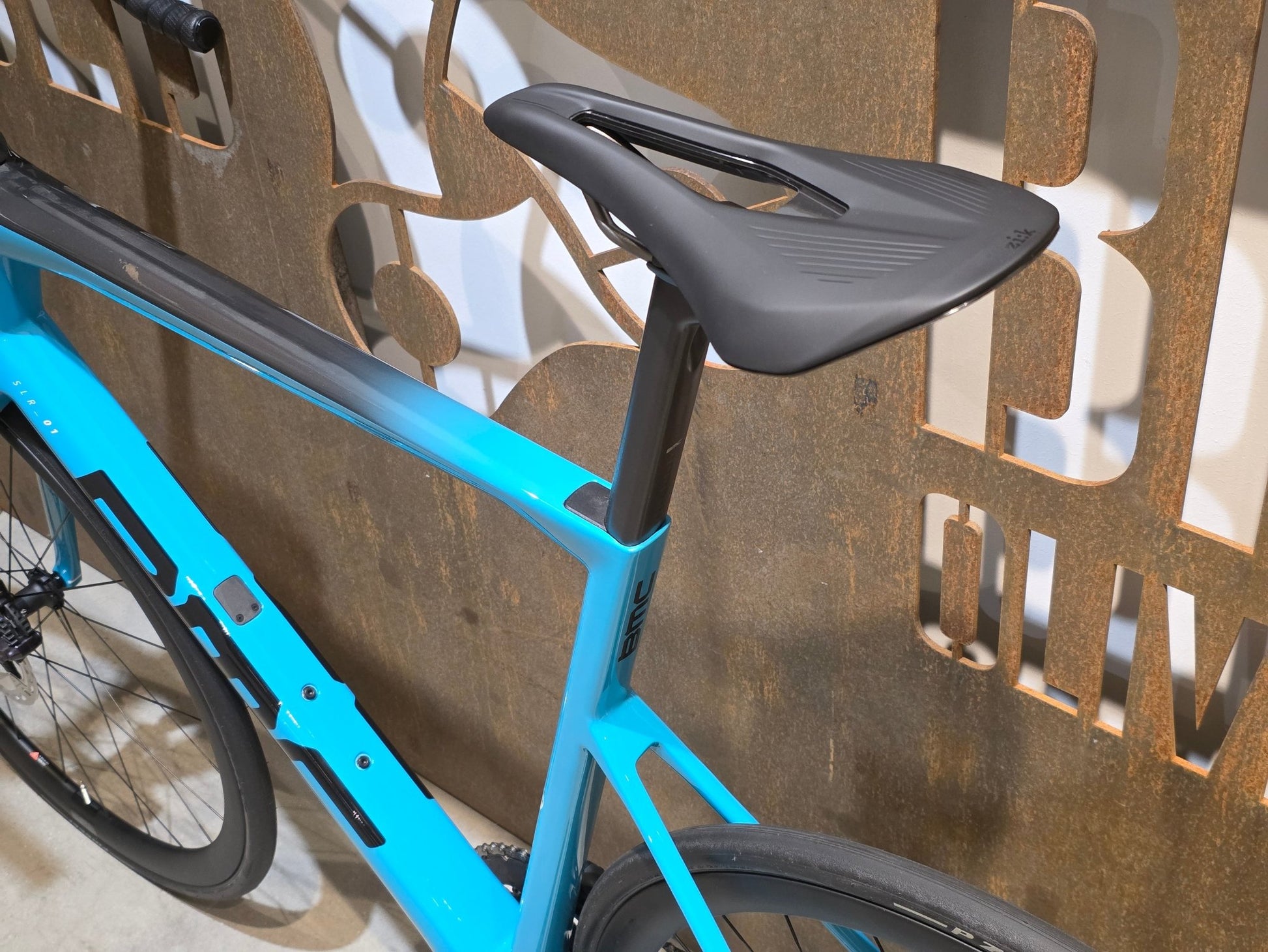 Rennrad von Bmc, BMC SLR01 FOUR / SHIMANO ULTEGRA DI2 / 61CM vor USEDBIKES - OB.DE Hintergrund