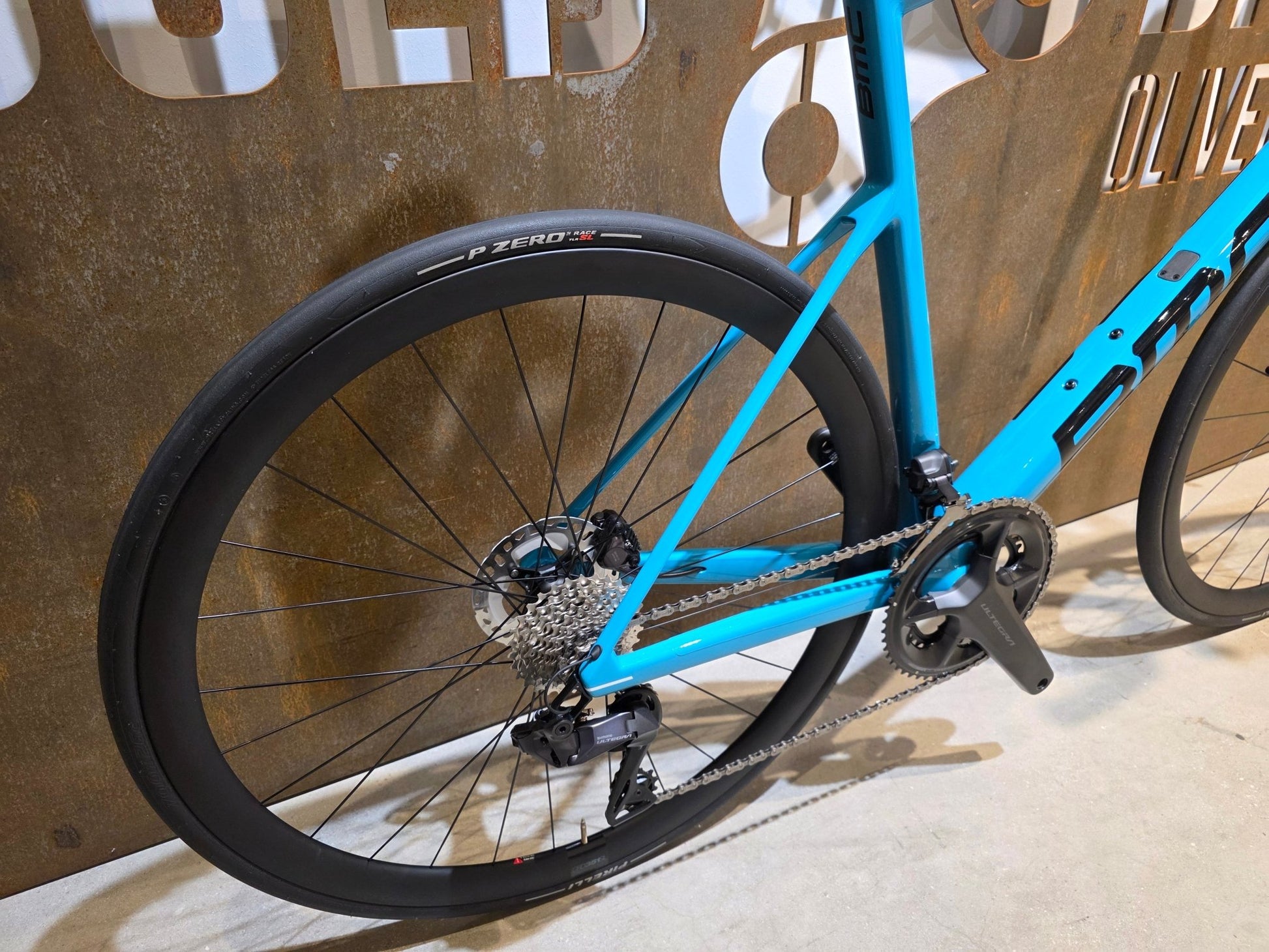 Rennrad von Bmc, BMC SLR01 FOUR / SHIMANO ULTEGRA DI2 / 61CM vor USEDBIKES - OB.DE Hintergrund