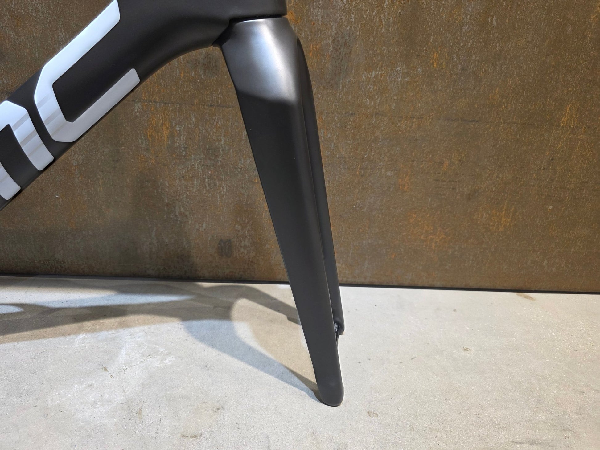 Rennradrahmen von Bmc, BMC TEAMMACHINE R 01 RAHMENSET / CARBON BLACK COOL WHITE / 54CM vor USEDBIKES - OB.DE Hintergrund