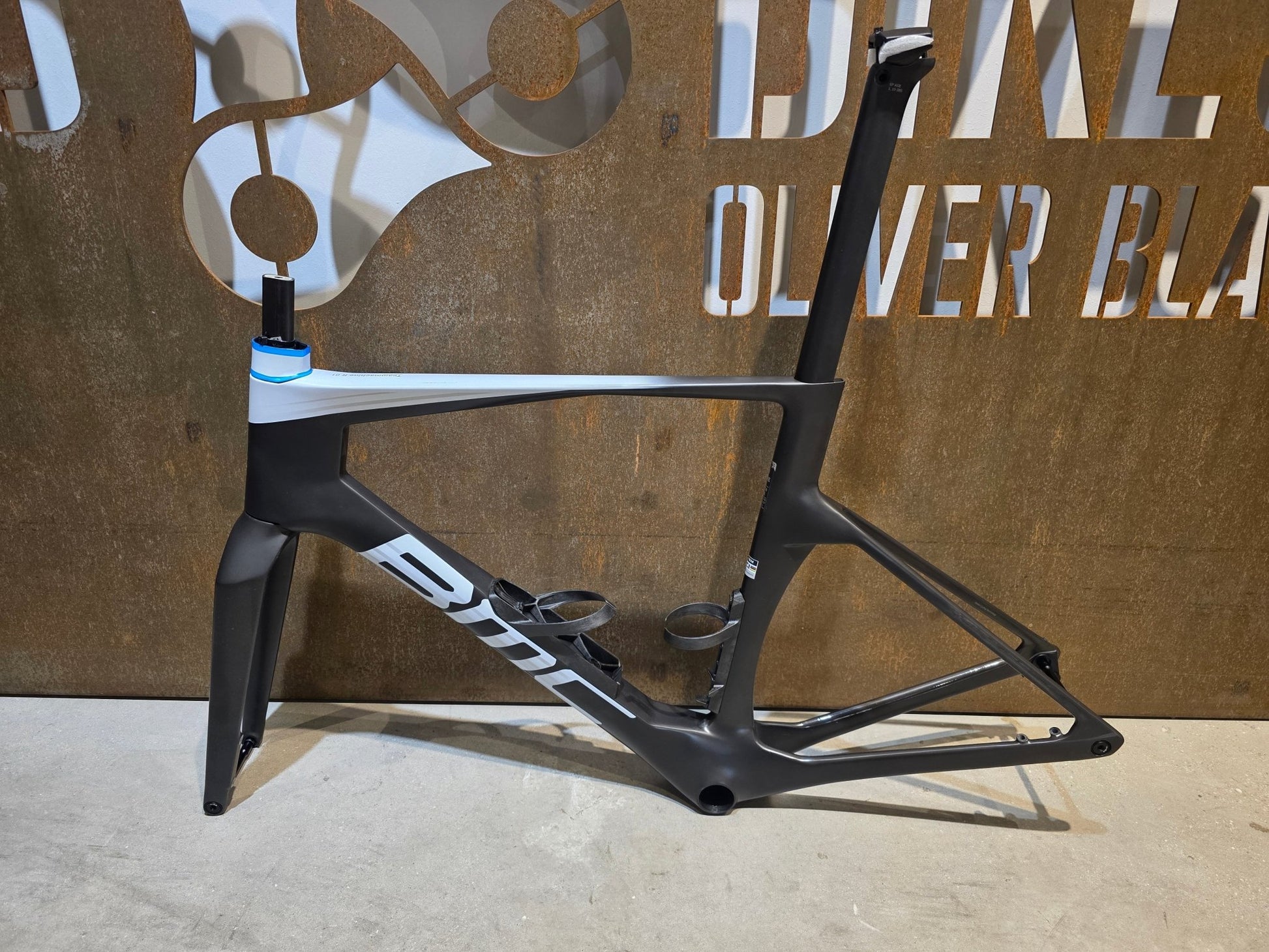 Rennradrahmen von Bmc, BMC TEAMMACHINE R 01 RAHMENSET / CARBON BLACK COOL WHITE / 54CM vor USEDBIKES - OB.DE Hintergrund