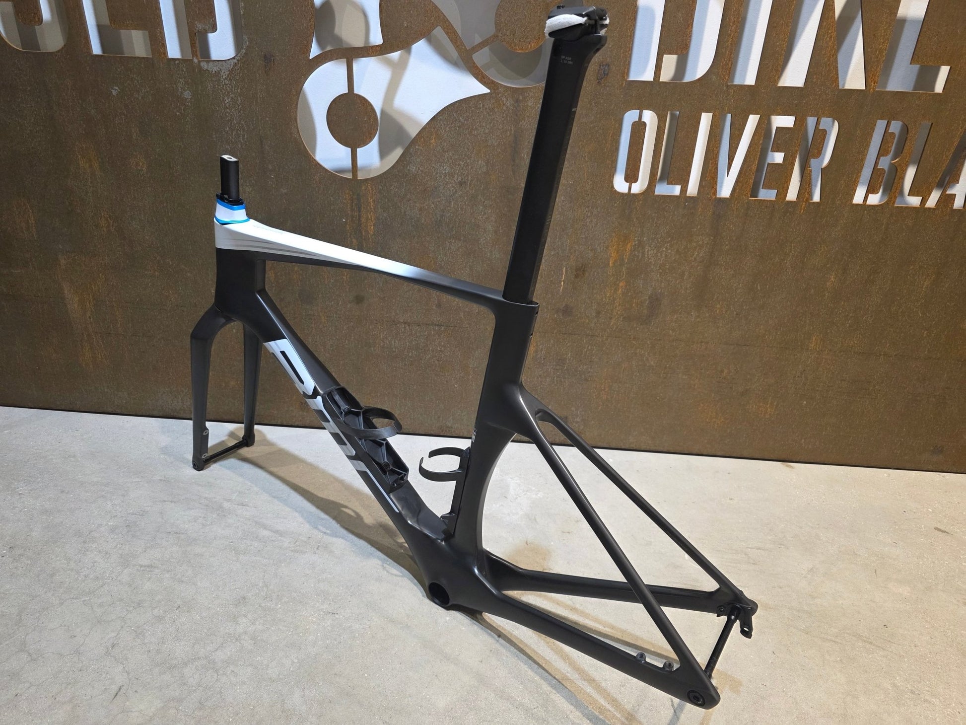 Rennradrahmen von Bmc, BMC TEAMMACHINE R 01 RAHMENSET / CARBON BLACK COOL WHITE / 54CM vor USEDBIKES - OB.DE Hintergrund