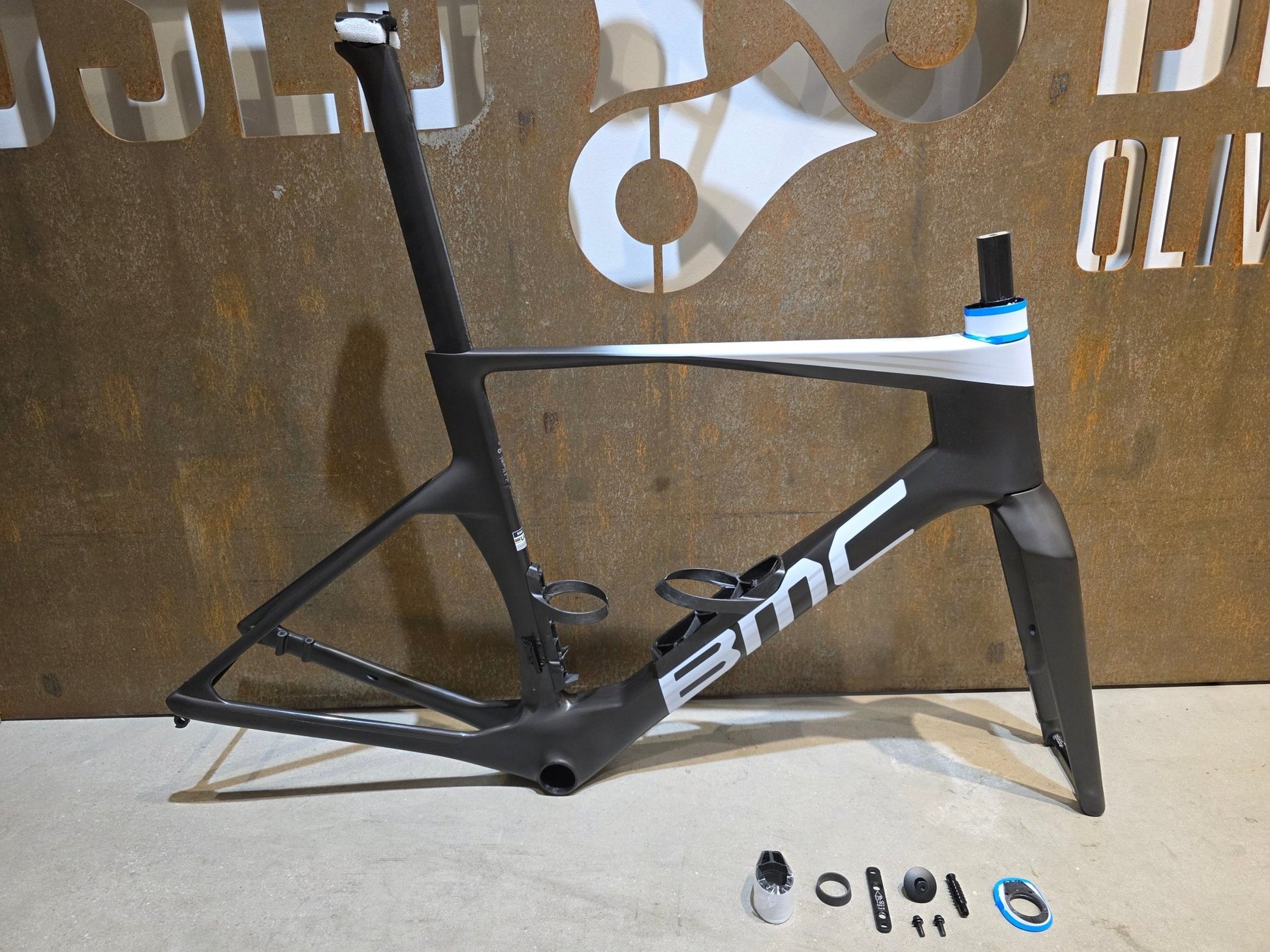 Rennradrahmen von Bmc, BMC TEAMMACHINE R 01 RAHMENSET / CARBON BLACK COOL WHITE / 54CM vor USEDBIKES - OB.DE Hintergrund