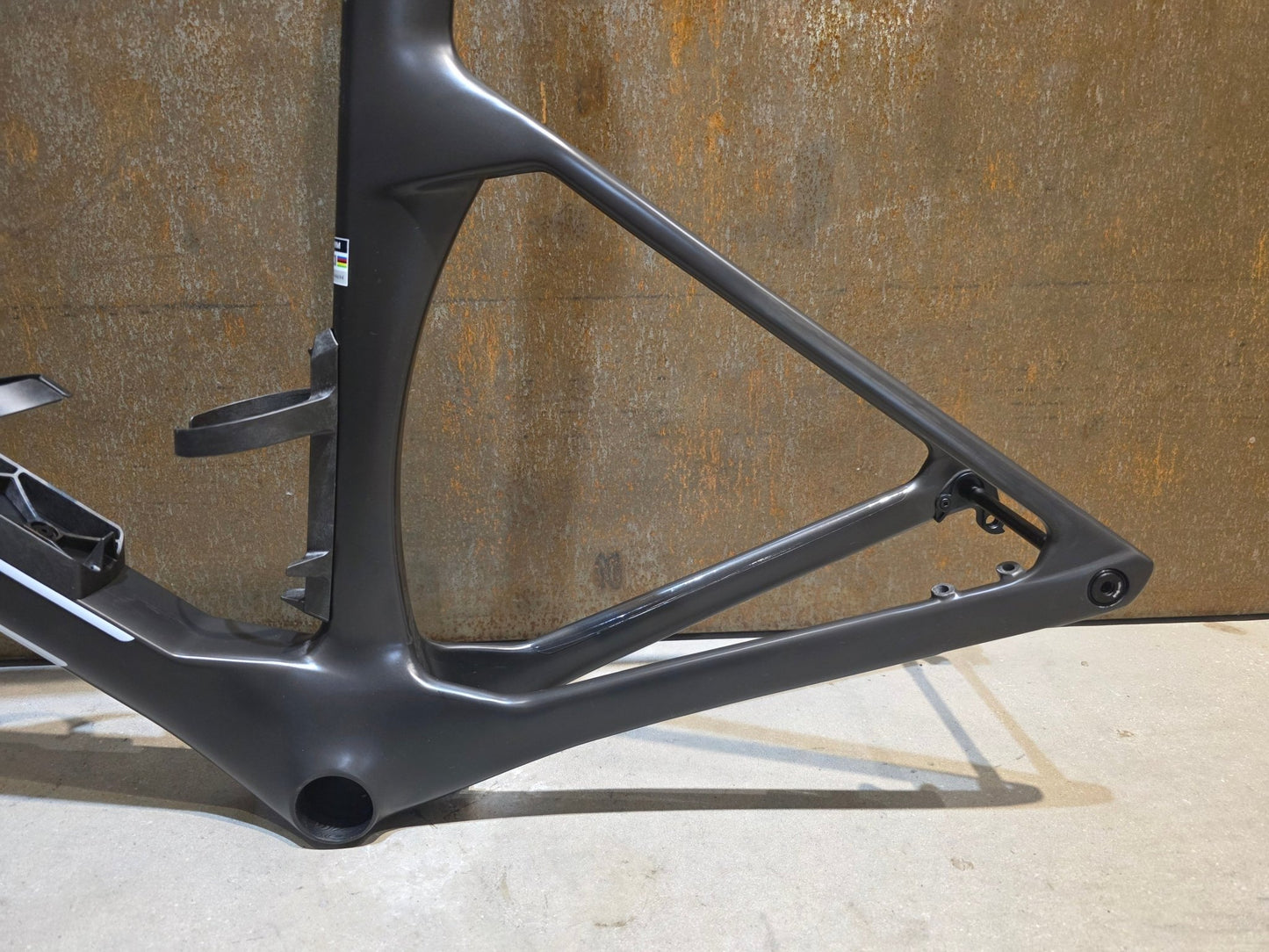 Rennradrahmen von Bmc, BMC TEAMMACHINE R 01 RAHMENSET / CARBON BLACK COOL WHITE / 54CM vor USEDBIKES - OB.DE Hintergrund