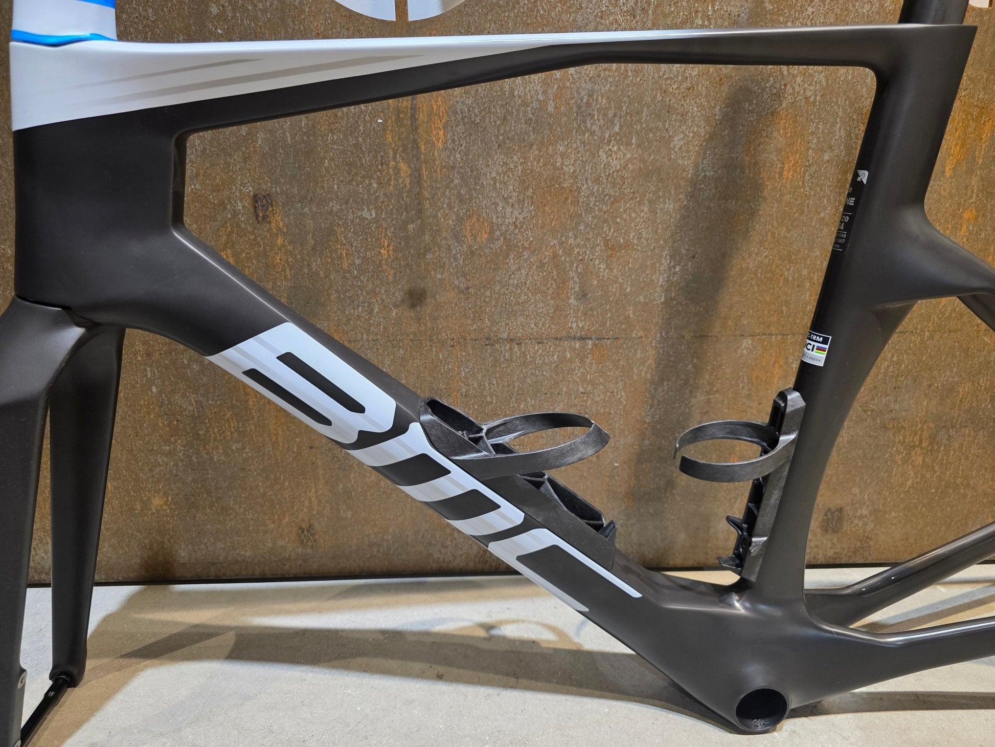 Rennradrahmen von Bmc, BMC TEAMMACHINE R 01 RAHMENSET / CARBON BLACK COOL WHITE / 54CM vor USEDBIKES - OB.DE Hintergrund