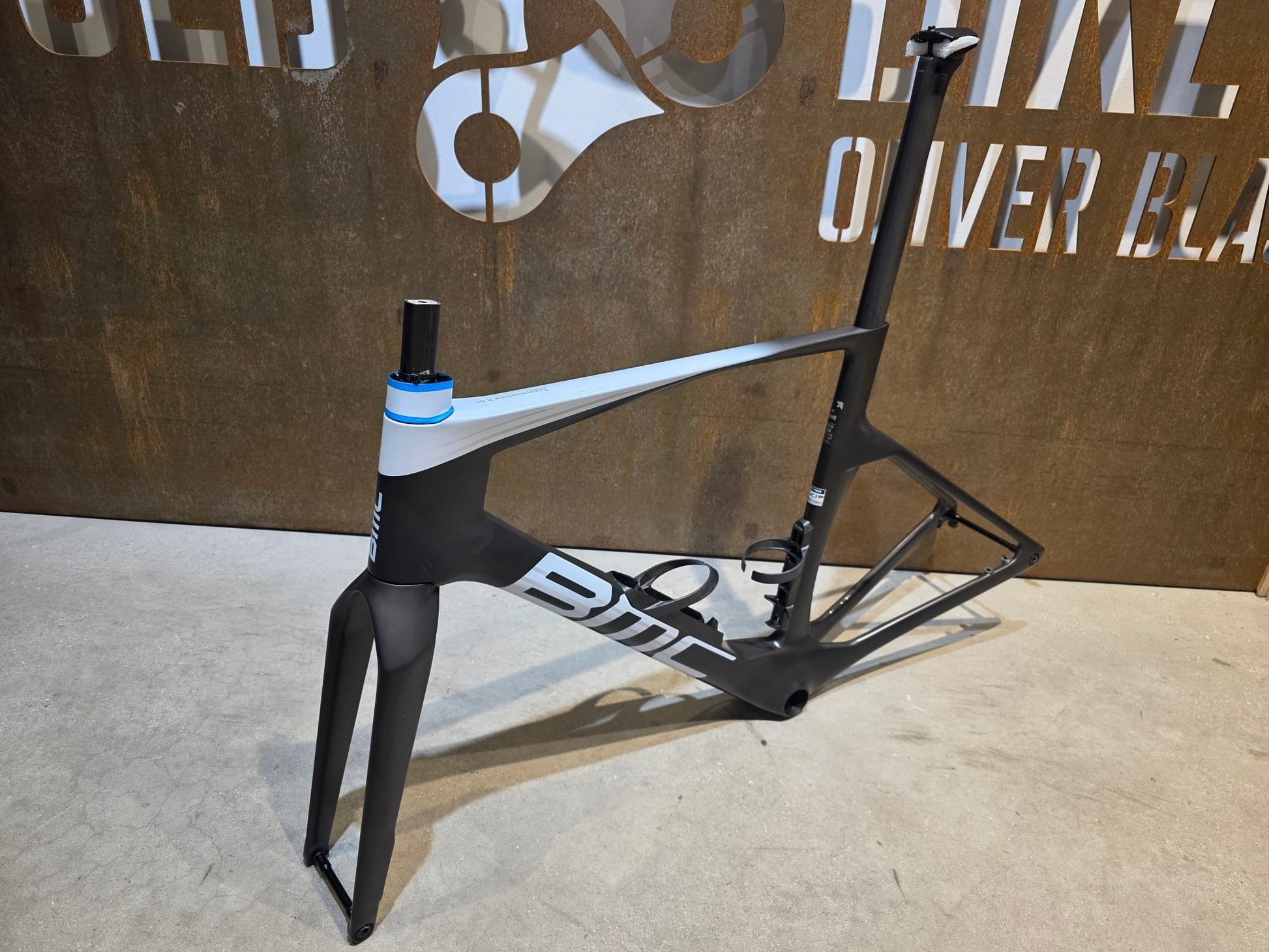 Rennradrahmen von Bmc, BMC TEAMMACHINE R 01 RAHMENSET / CARBON BLACK COOL WHITE / 54CM vor USEDBIKES - OB.DE Hintergrund