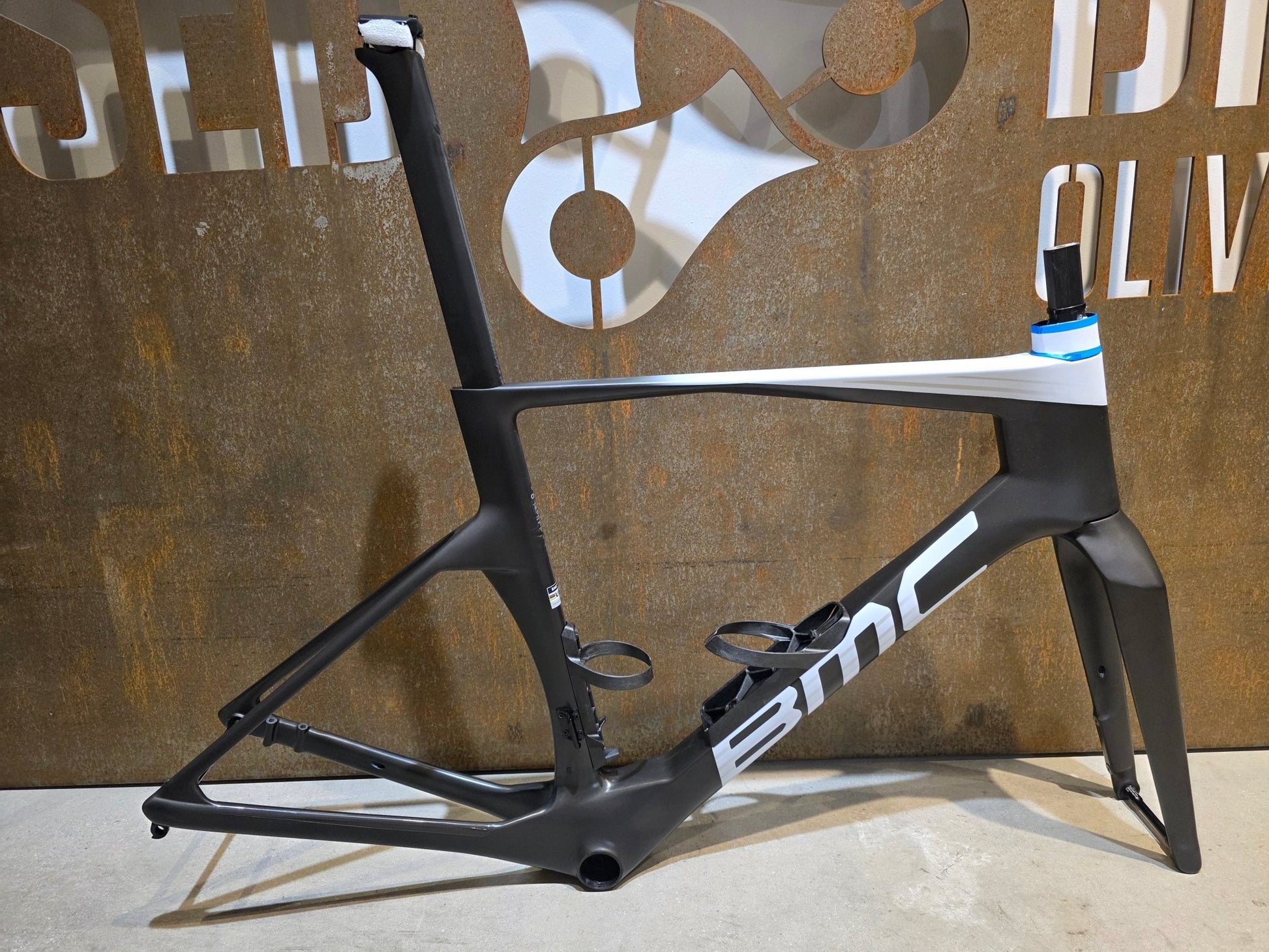 Rennradrahmen von Bmc, BMC TEAMMACHINE R 01 RAHMENSET / CARBON BLACK COOL WHITE / 54CM vor USEDBIKES - OB.DE Hintergrund