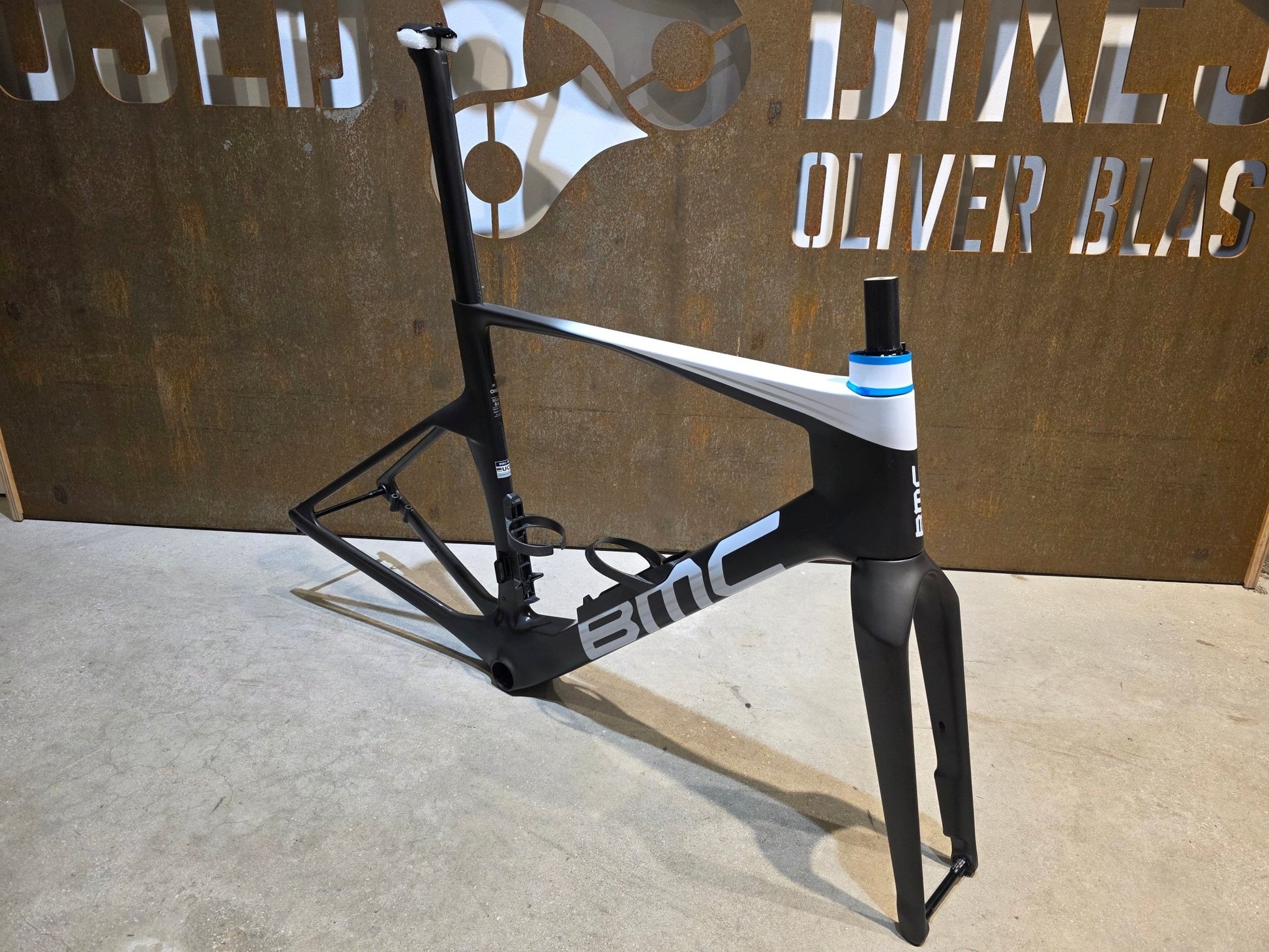 Rennradrahmen von Bmc, BMC TEAMMACHINE R 01 RAHMENSET / CARBON BLACK COOL WHITE / 54CM vor USEDBIKES - OB.DE Hintergrund