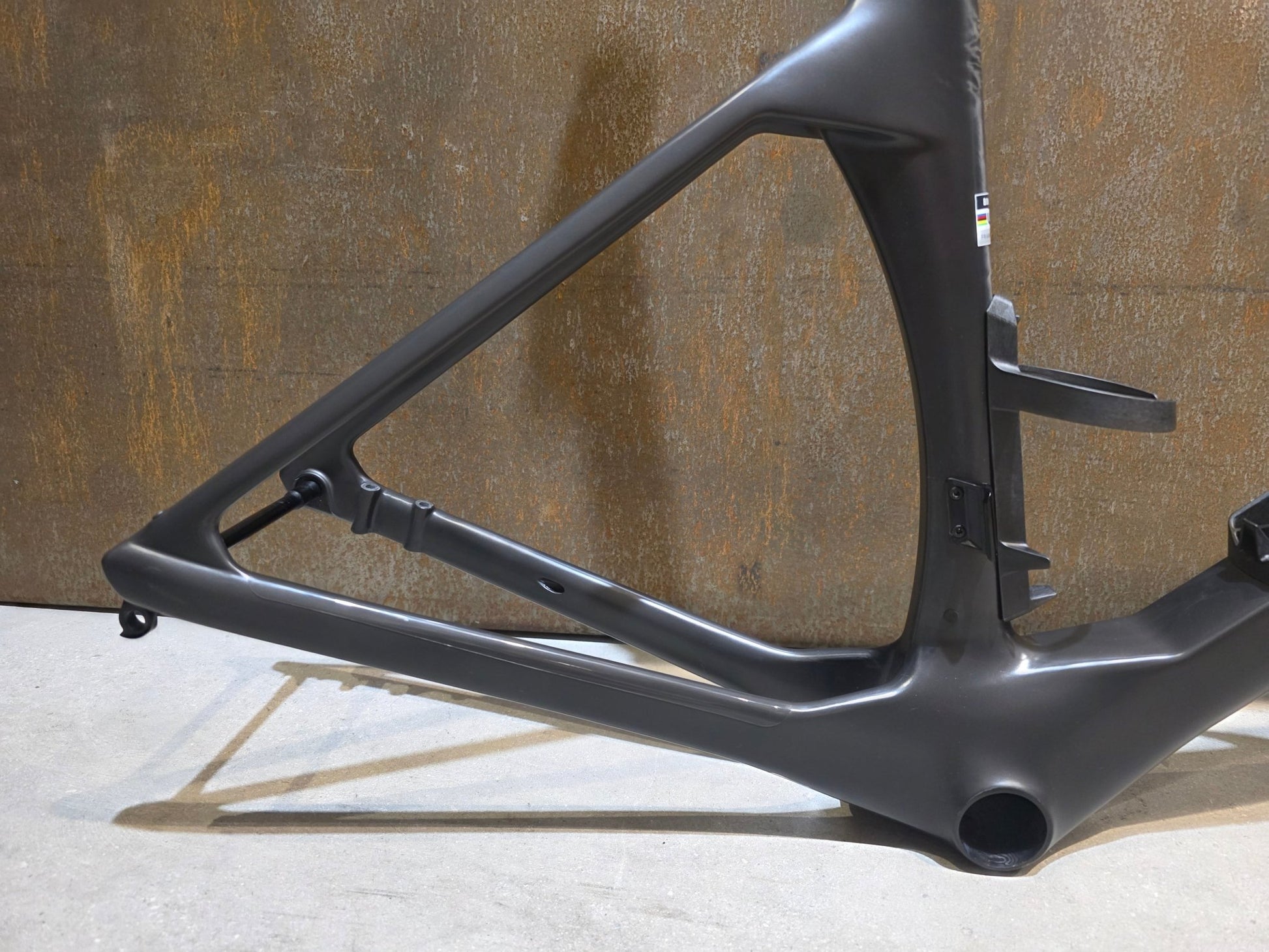 Rennradrahmen von Bmc, BMC TEAMMACHINE R 01 RAHMENSET / CARBON BLACK COOL WHITE / 54CM vor USEDBIKES - OB.DE Hintergrund