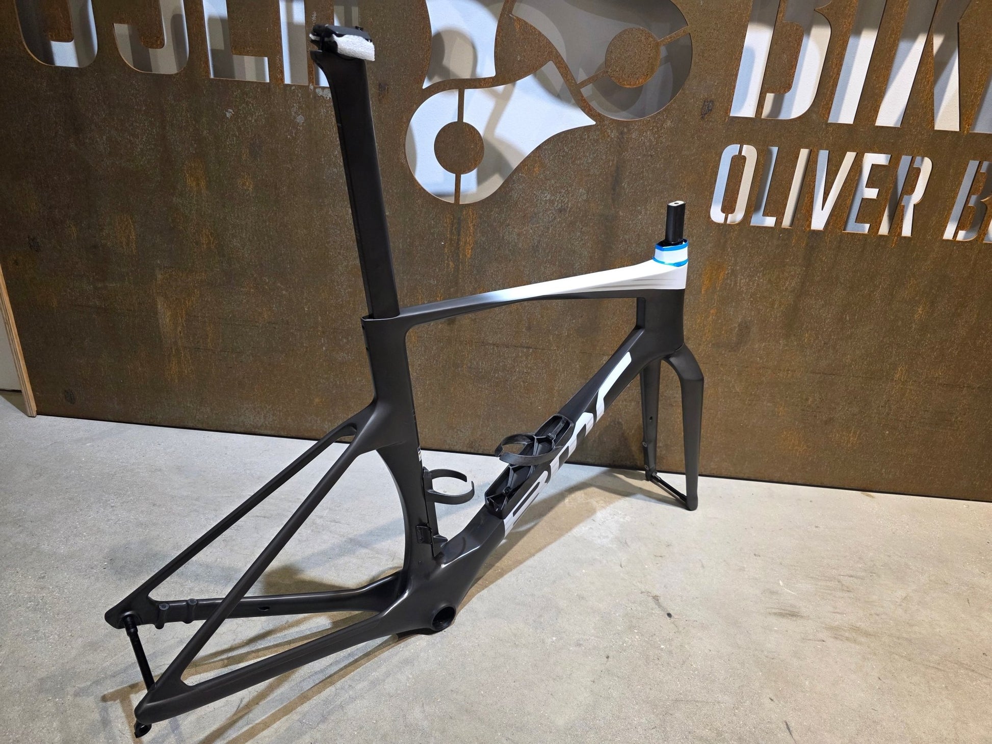 Rennradrahmen von Bmc, BMC TEAMMACHINE R 01 RAHMENSET / CARBON BLACK COOL WHITE / 54CM vor USEDBIKES - OB.DE Hintergrund