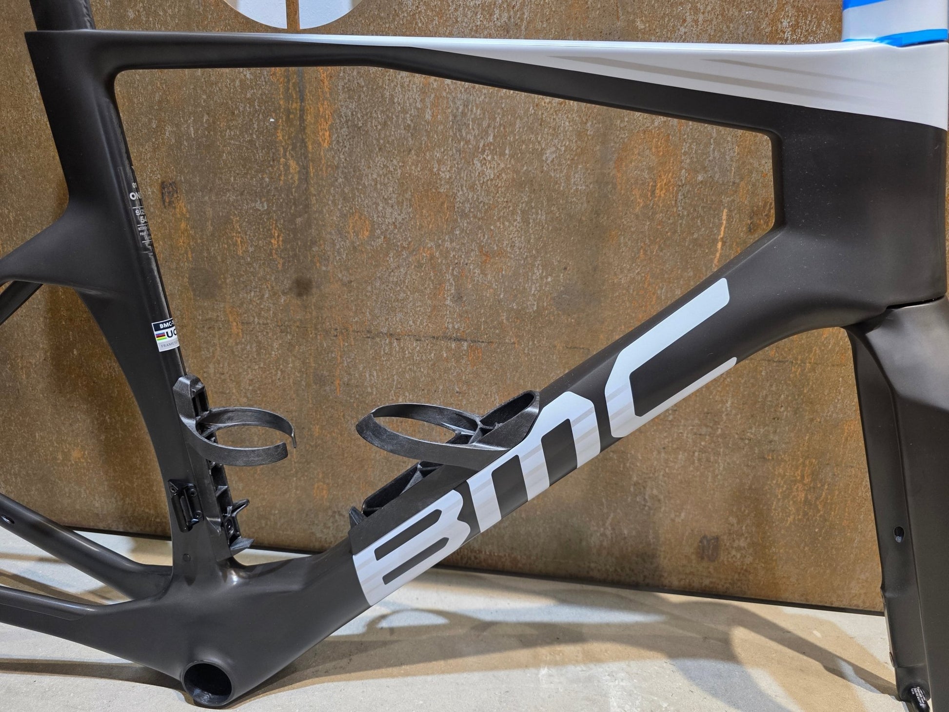 Rennradrahmen von Bmc, BMC TEAMMACHINE R 01 RAHMENSET / CARBON BLACK COOL WHITE / 54CM vor USEDBIKES - OB.DE Hintergrund