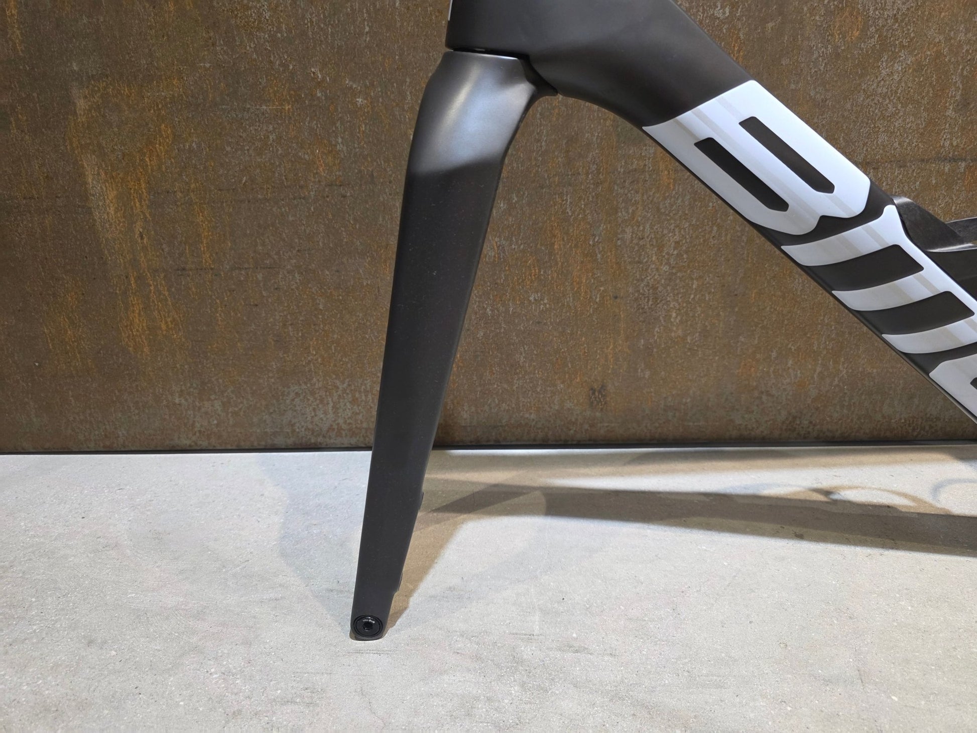 Rennradrahmen von Bmc, BMC TEAMMACHINE R 01 RAHMENSET / CARBON BLACK COOL WHITE / 54CM vor USEDBIKES - OB.DE Hintergrund