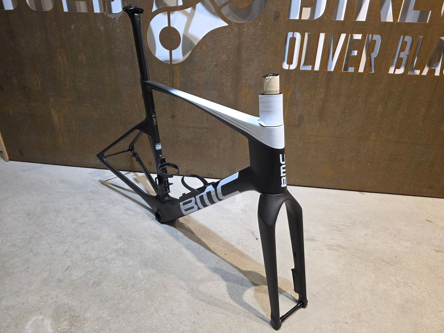 Rennradrahmen von Bmc, BMC TEAMMACHINE R 01 RAHMENSET / CARBON BLACK COOL WHITE / 56CM vor USEDBIKES - OB.DE Hintergrund