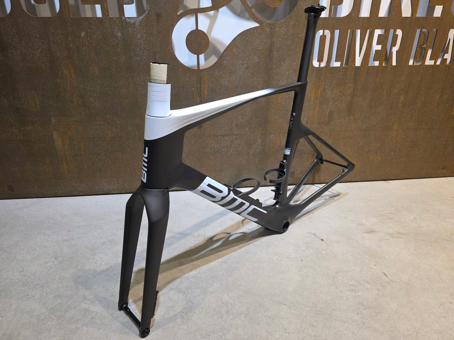 Rennradrahmen von Bmc, BMC TEAMMACHINE R 01 RAHMENSET / CARBON BLACK COOL WHITE / 56CM vor USEDBIKES - OB.DE Hintergrund