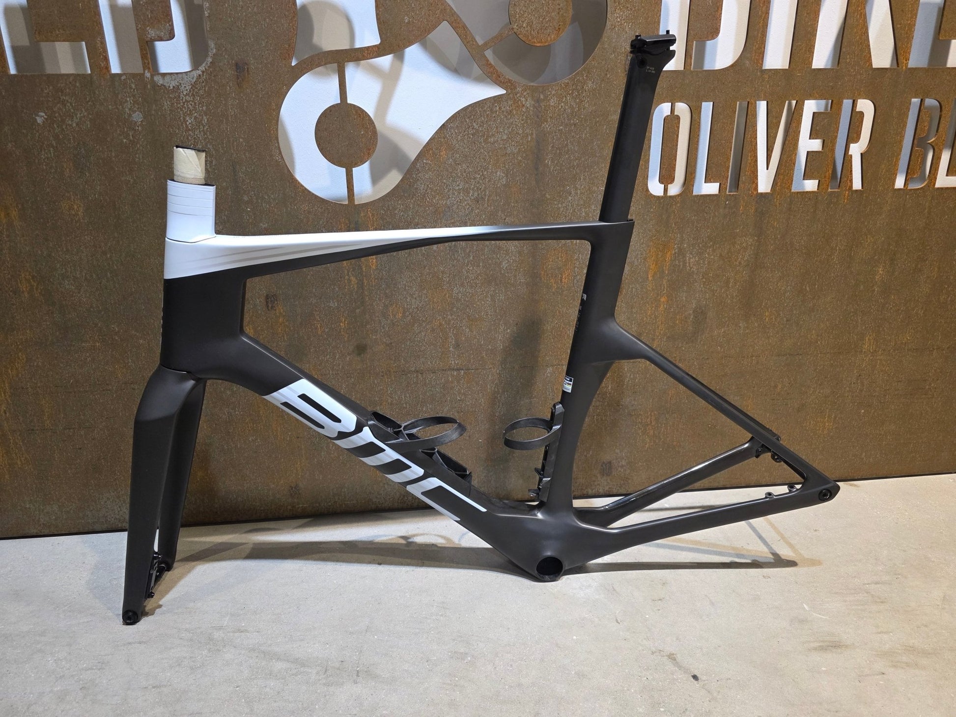 Rennradrahmen von Bmc, BMC TEAMMACHINE R 01 RAHMENSET / CARBON BLACK COOL WHITE / 56CM vor USEDBIKES - OB.DE Hintergrund