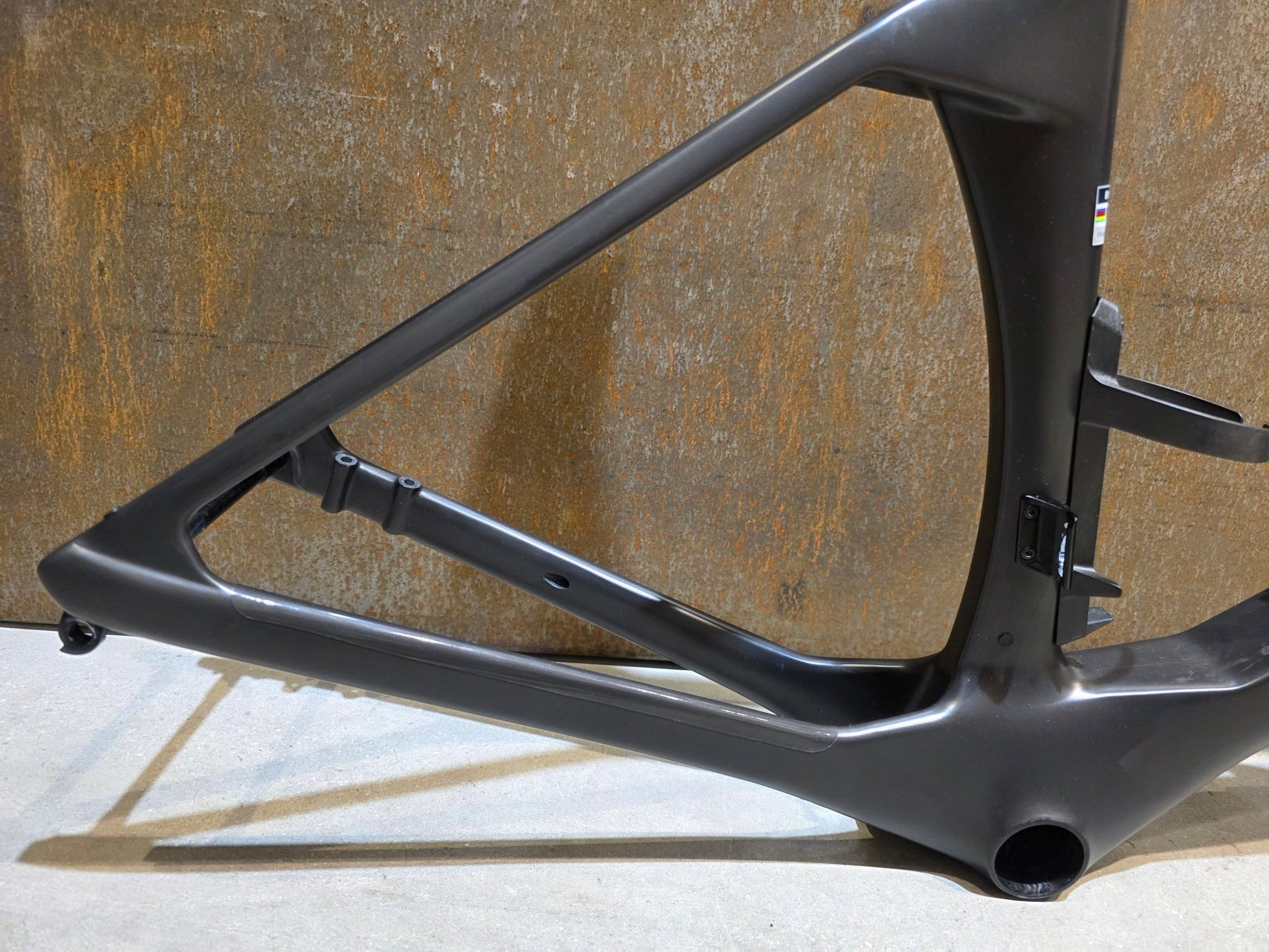 Rennradrahmen von Bmc, BMC TEAMMACHINE R 01 RAHMENSET / CARBON BLACK COOL WHITE / 56CM vor USEDBIKES - OB.DE Hintergrund