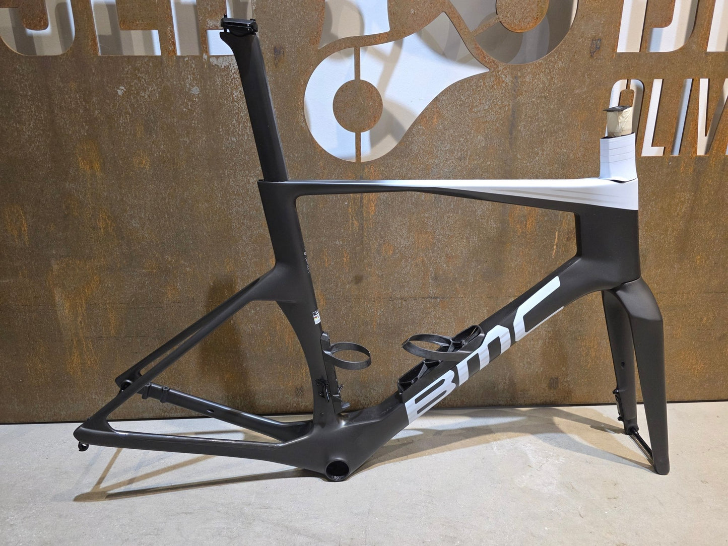 Rennradrahmen von Bmc, BMC TEAMMACHINE R 01 RAHMENSET / CARBON BLACK COOL WHITE / 56CM vor USEDBIKES - OB.DE Hintergrund