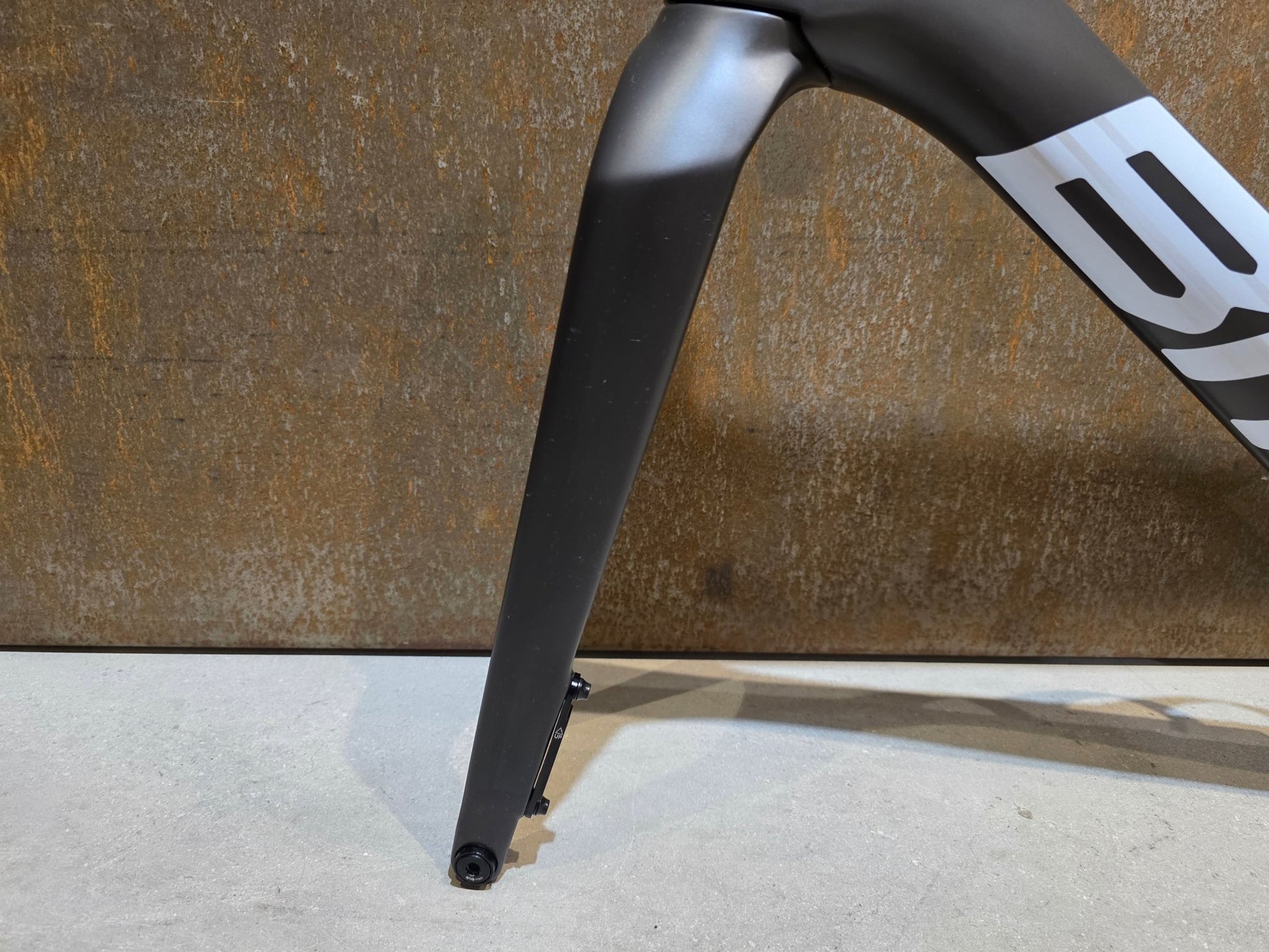 Rennradrahmen von Bmc, BMC TEAMMACHINE R 01 RAHMENSET / CARBON BLACK COOL WHITE / 56CM vor USEDBIKES - OB.DE Hintergrund