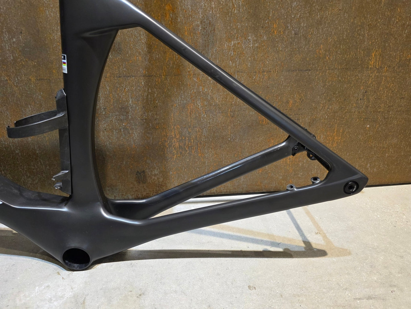 Rennradrahmen von Bmc, BMC TEAMMACHINE R 01 RAHMENSET / CARBON BLACK COOL WHITE / 56CM vor USEDBIKES - OB.DE Hintergrund