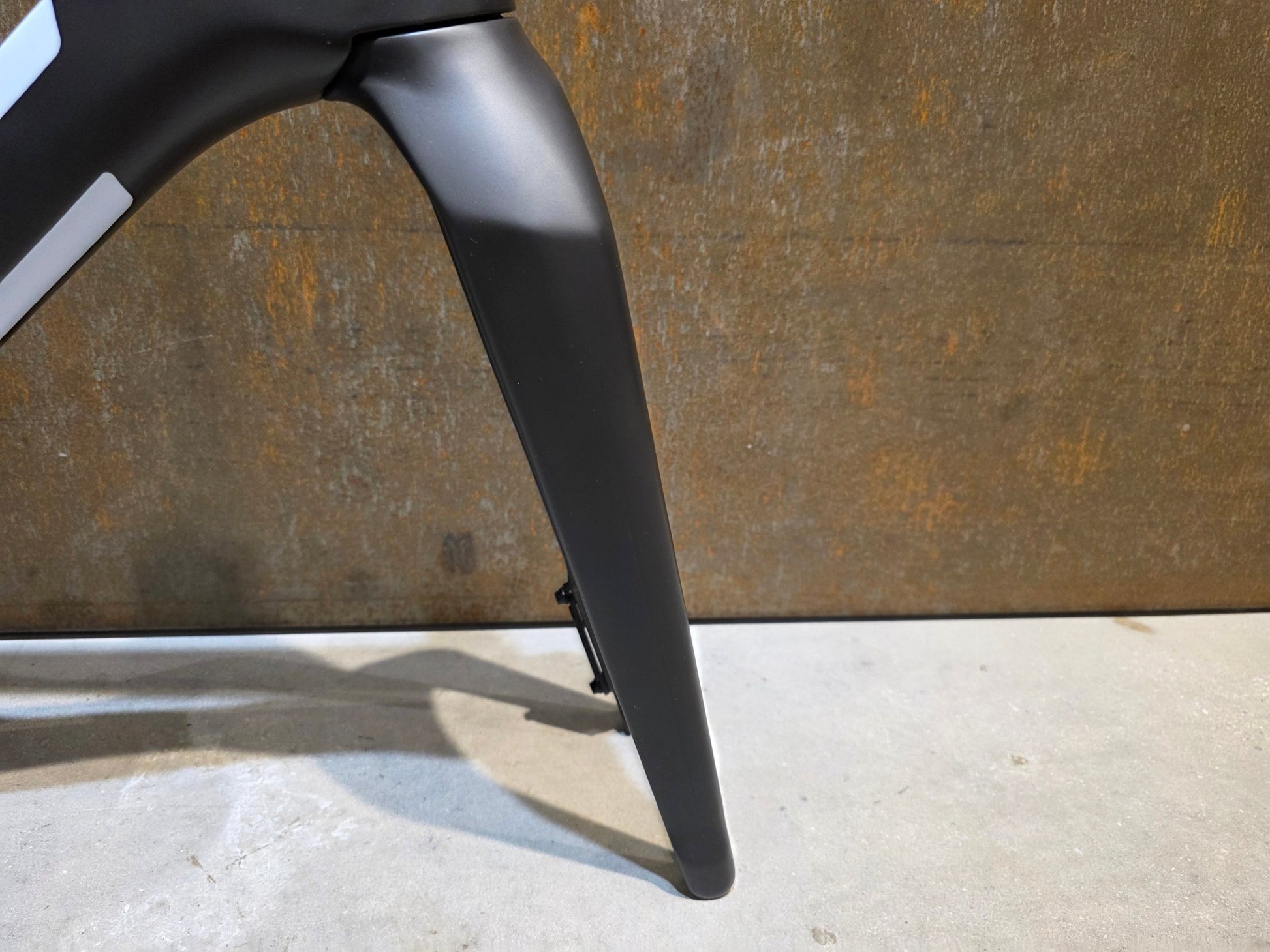 Rennradrahmen von Bmc, BMC TEAMMACHINE R 01 RAHMENSET / CARBON BLACK COOL WHITE / 56CM vor USEDBIKES - OB.DE Hintergrund