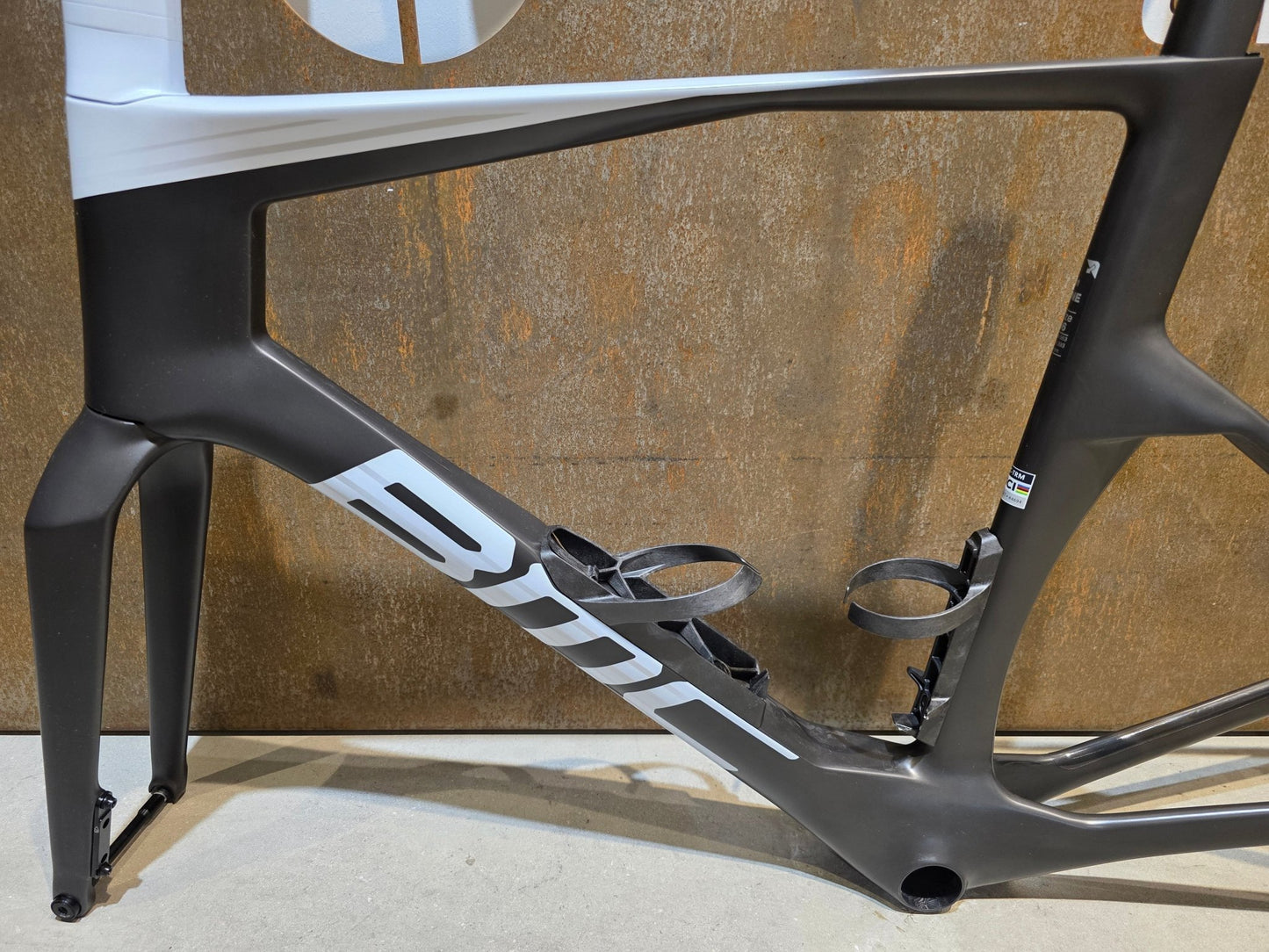 Rennradrahmen von Bmc, BMC TEAMMACHINE R 01 RAHMENSET / CARBON BLACK COOL WHITE / 56CM vor USEDBIKES - OB.DE Hintergrund