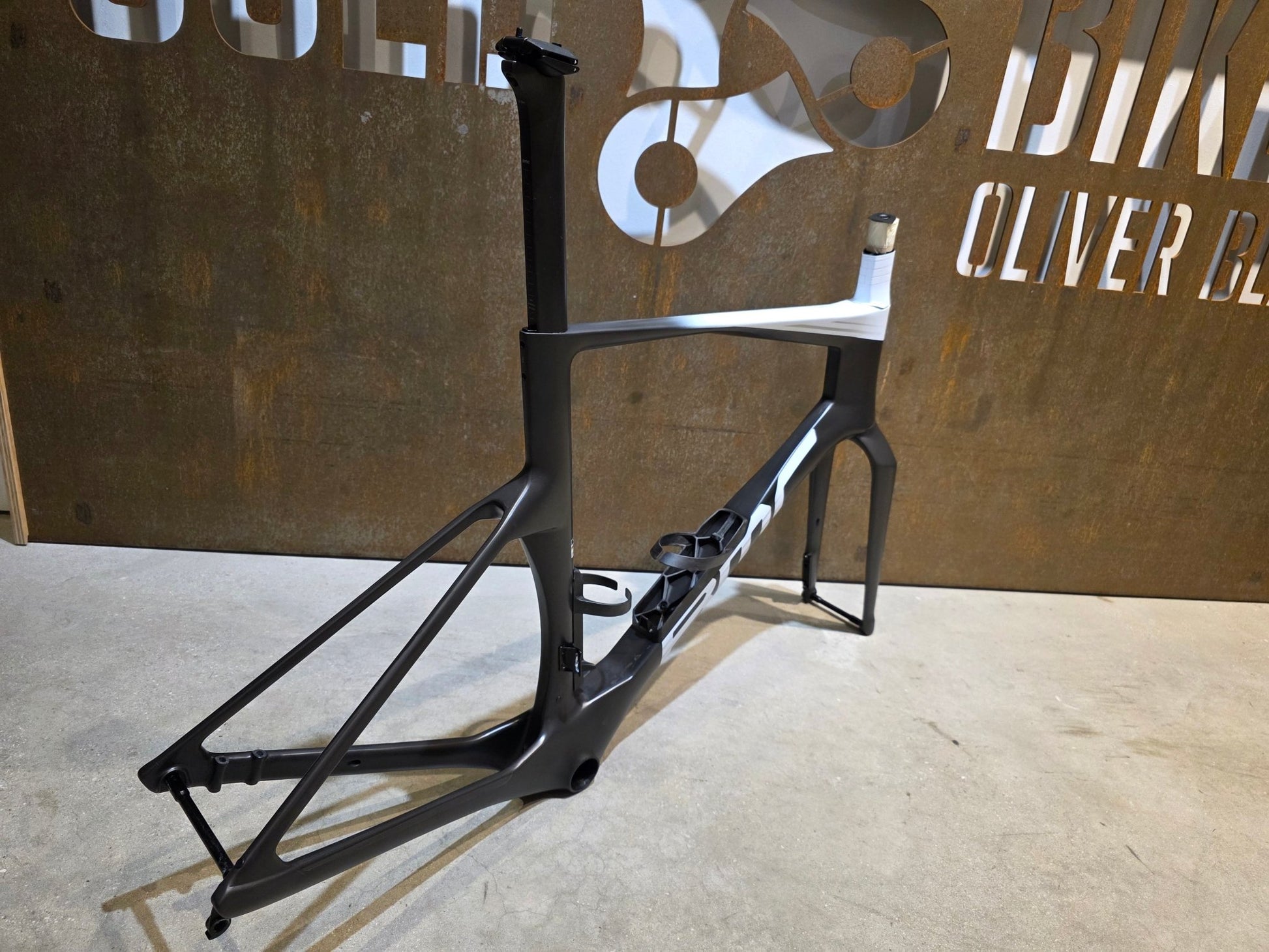 Rennradrahmen von Bmc, BMC TEAMMACHINE R 01 RAHMENSET / CARBON BLACK COOL WHITE / 56CM vor USEDBIKES - OB.DE Hintergrund