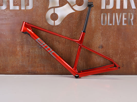 Mountainbikerahmen von BMC, BMC TWOSTROKE 01 RAHMENSET / GRÖSSE L / RED GREY / PREMIUM CARBON / 1490G vor USEDBIKES - OB.DE Hintergrund