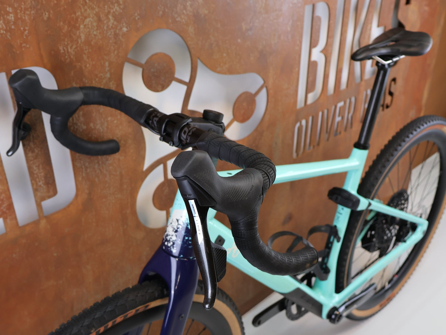 Gravel/Cyclocross von Bmc, BMC URS 01 THREE GRAVEL BIKE / GRÖSSE M / 2024 / SRAM X0 EAGLE TRANSMISSION vor USEDBIKES-OB.DE Hintergrund