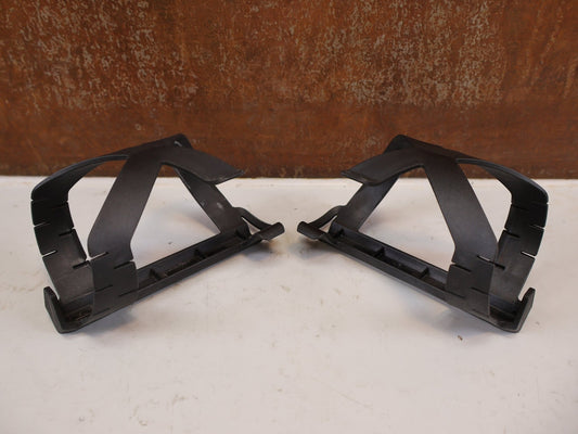 Trinkflaschen und Halter von Bmc, BMC URS Side-Entry Flaschenhalter Set Links / Rechts 76g vor USEDBIKES-OB.DE Hintergrund