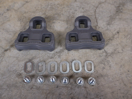 Pedale von Trek, BONTRAGER 9° CLEATSET / KÉO® KOMPATIBEL – 3 - SCHRAUBEN PEDALPLATTEN – GRAU vor USEDBIKES - OB.DE Hintergrund