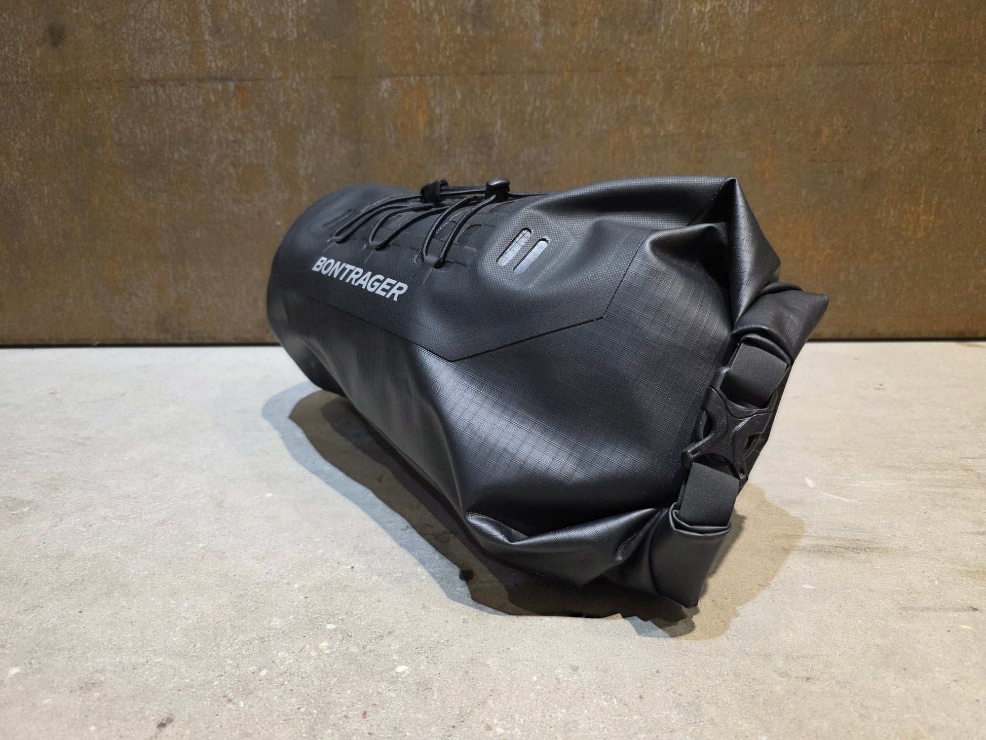 Taschen & Rucksäcke von Bontrager, BONTRAGER ADVENTURE LENKERTASCHE / 9 LITER vor USEDBIKES - OB.DE Hintergrund