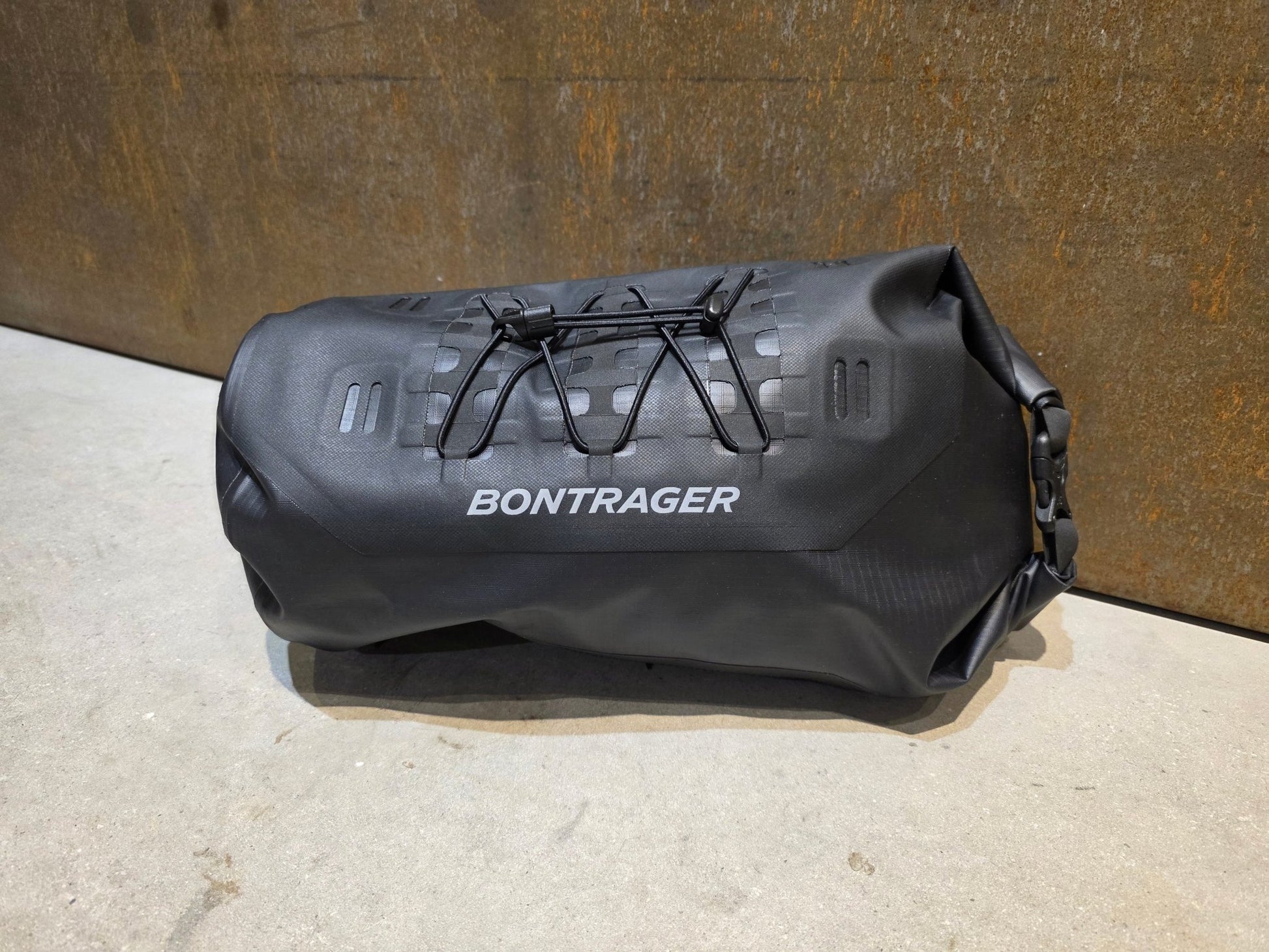 Taschen & Rucksäcke von Bontrager, BONTRAGER ADVENTURE LENKERTASCHE / 9 LITER vor USEDBIKES - OB.DE Hintergrund