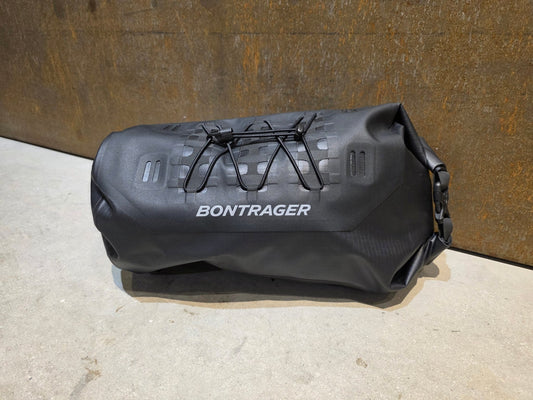 Taschen & Rucksäcke von Bontrager, BONTRAGER ADVENTURE LENKERTASCHE / 9 LITER vor USEDBIKES - OB.DE Hintergrund
