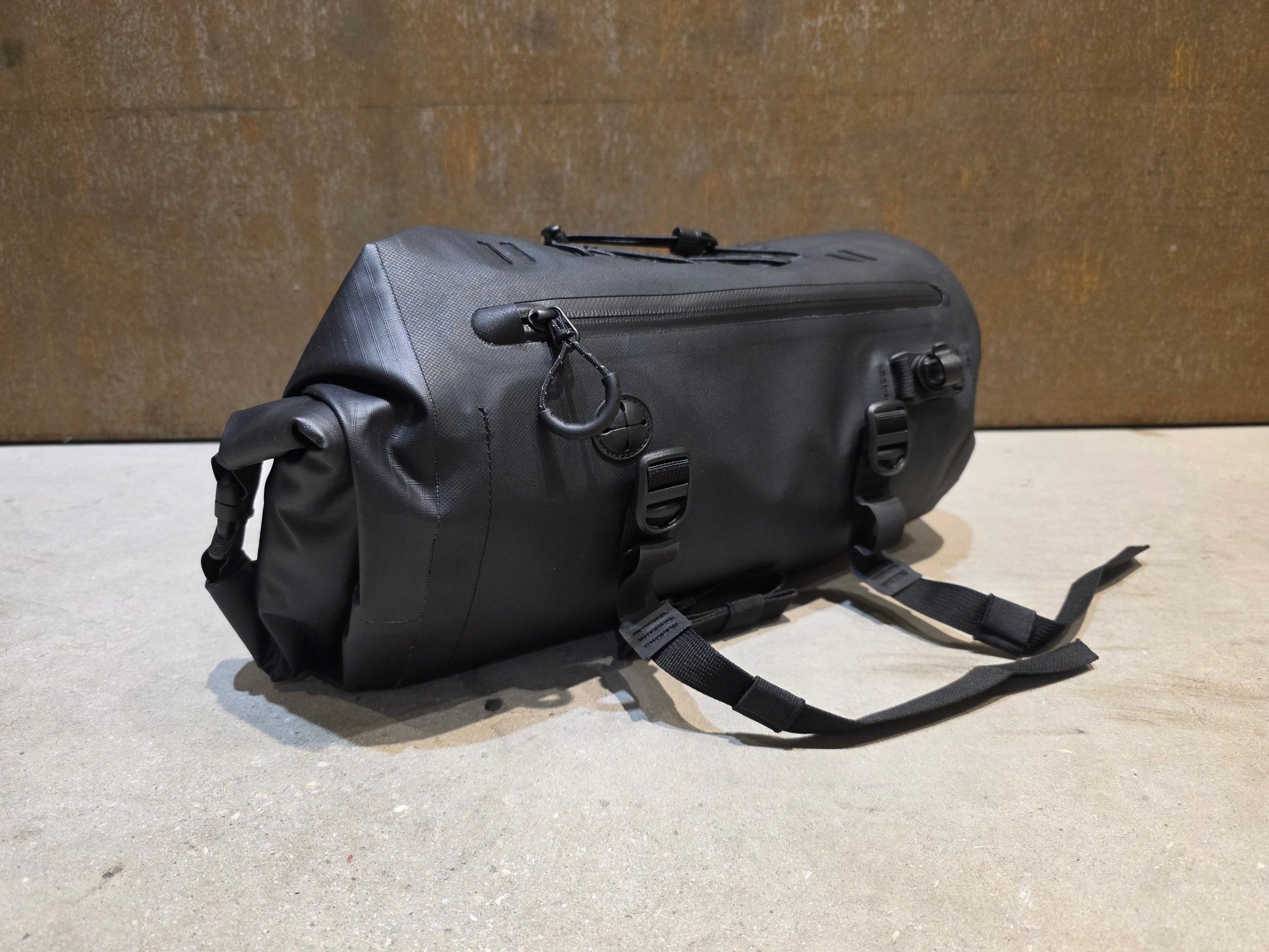 Taschen & Rucksäcke von Bontrager, BONTRAGER ADVENTURE LENKERTASCHE / 9 LITER vor USEDBIKES - OB.DE Hintergrund