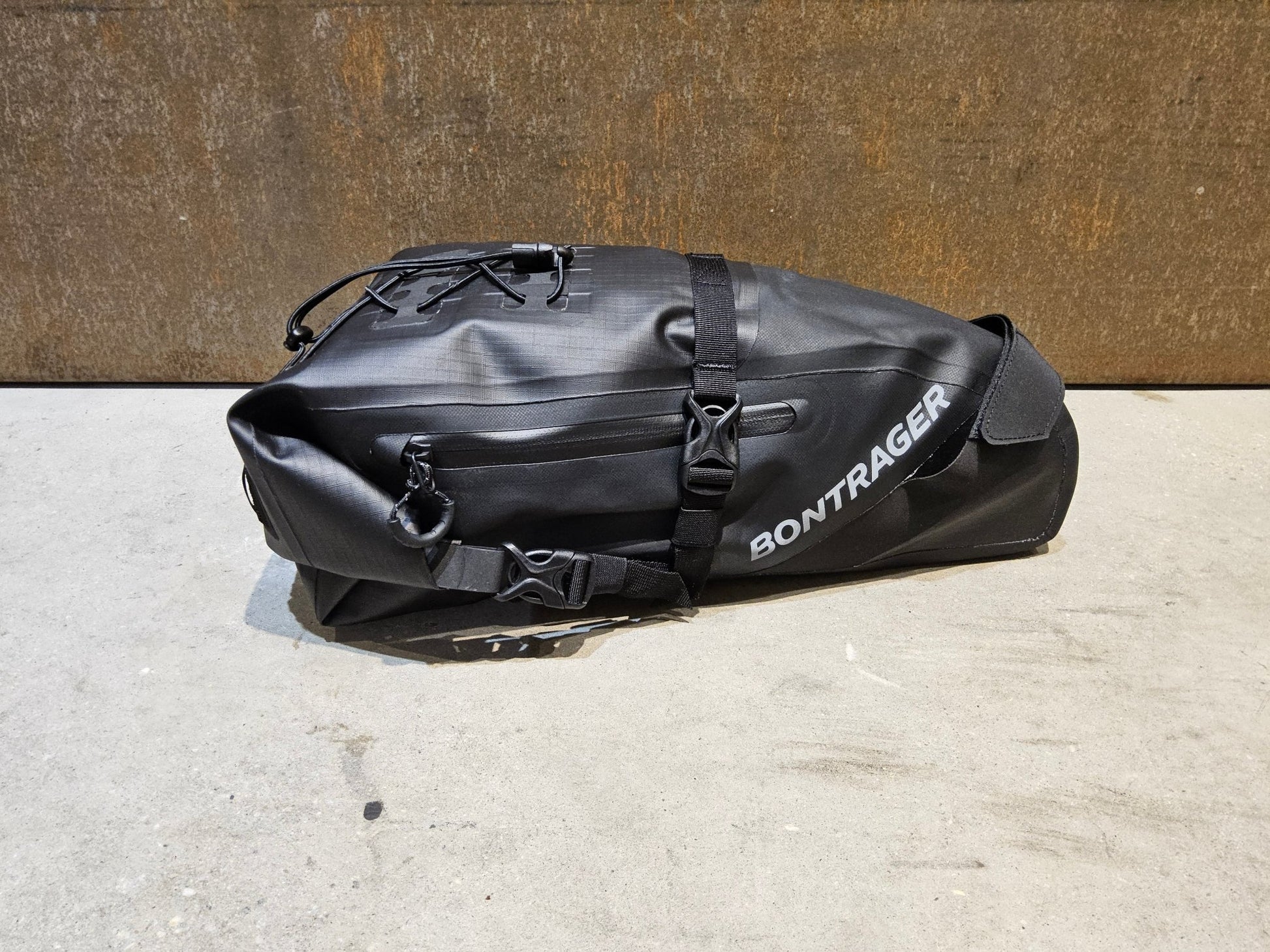 Taschen & Rucksäcke von Bontrager, BONTRAGER ADVENTURE SATTELTASCHE / 9 LITER vor USEDBIKES - OB.DE Hintergrund