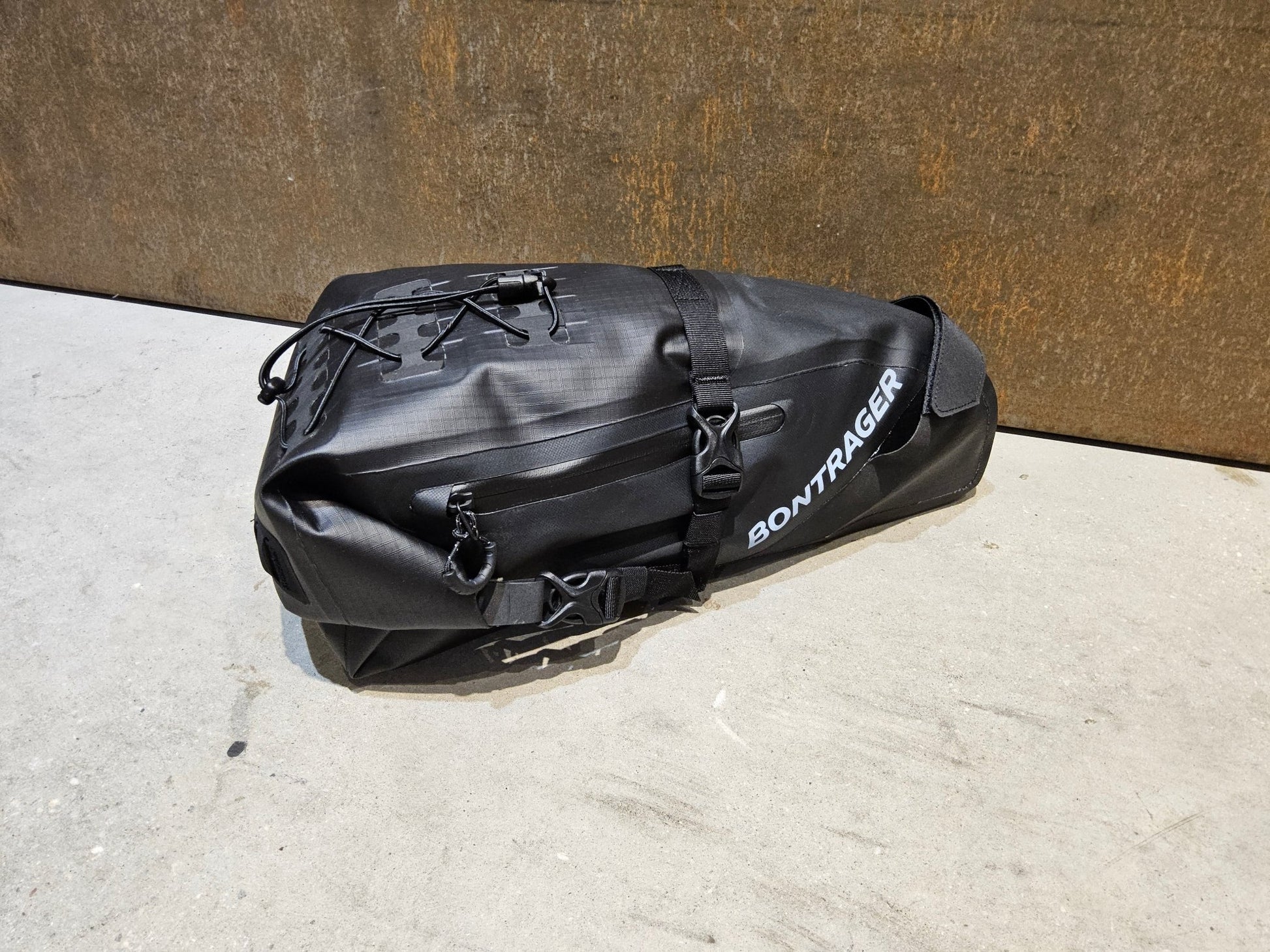 Taschen & Rucksäcke von Bontrager, BONTRAGER ADVENTURE SATTELTASCHE / 9 LITER vor USEDBIKES - OB.DE Hintergrund